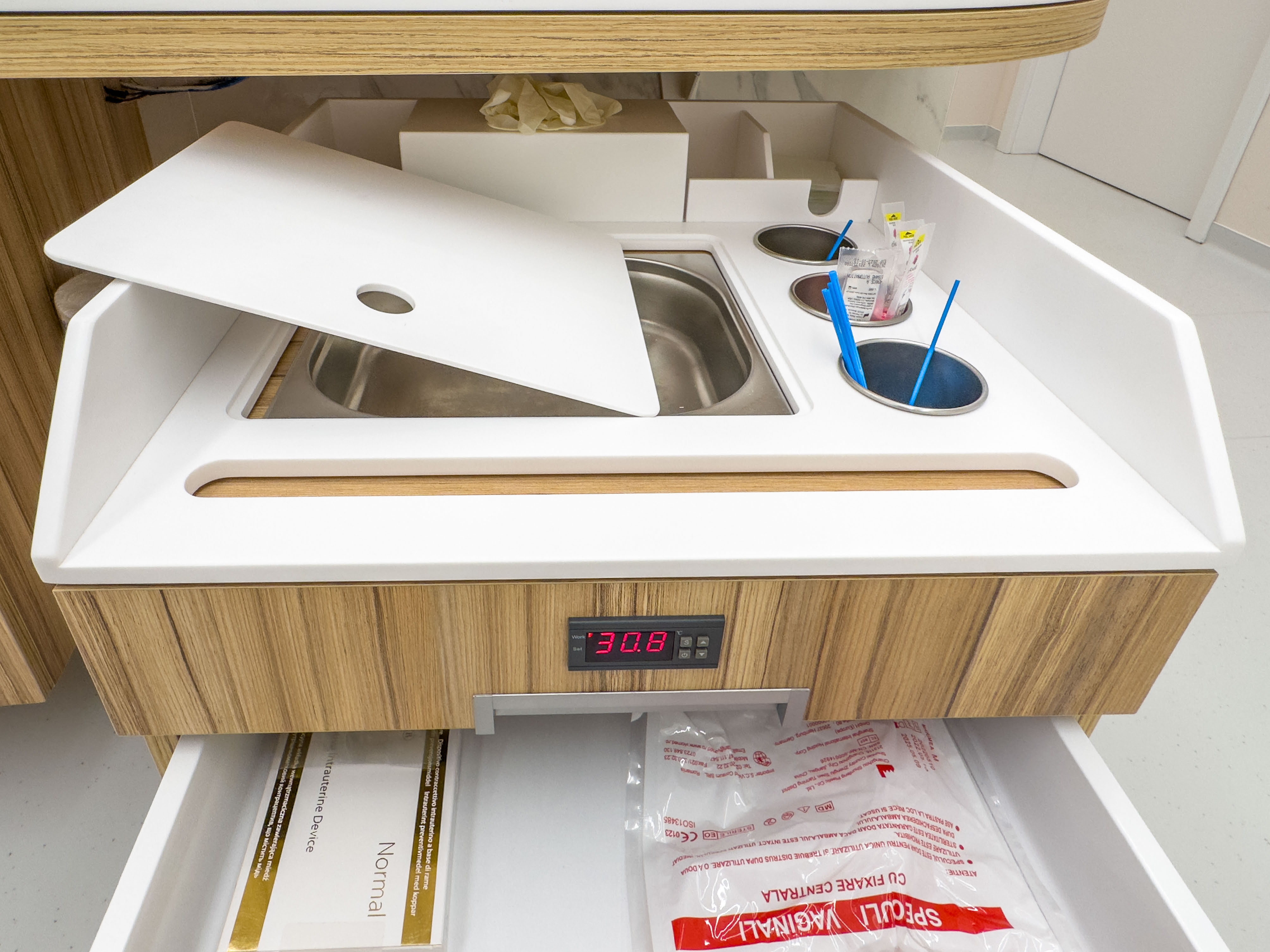 mobila pentru clinici, mobila la comanda, clinici la cheie, design clinici, design cabinete medicale, pardoseala placata cu ceramica, echipamente medicale, ustensile medicale