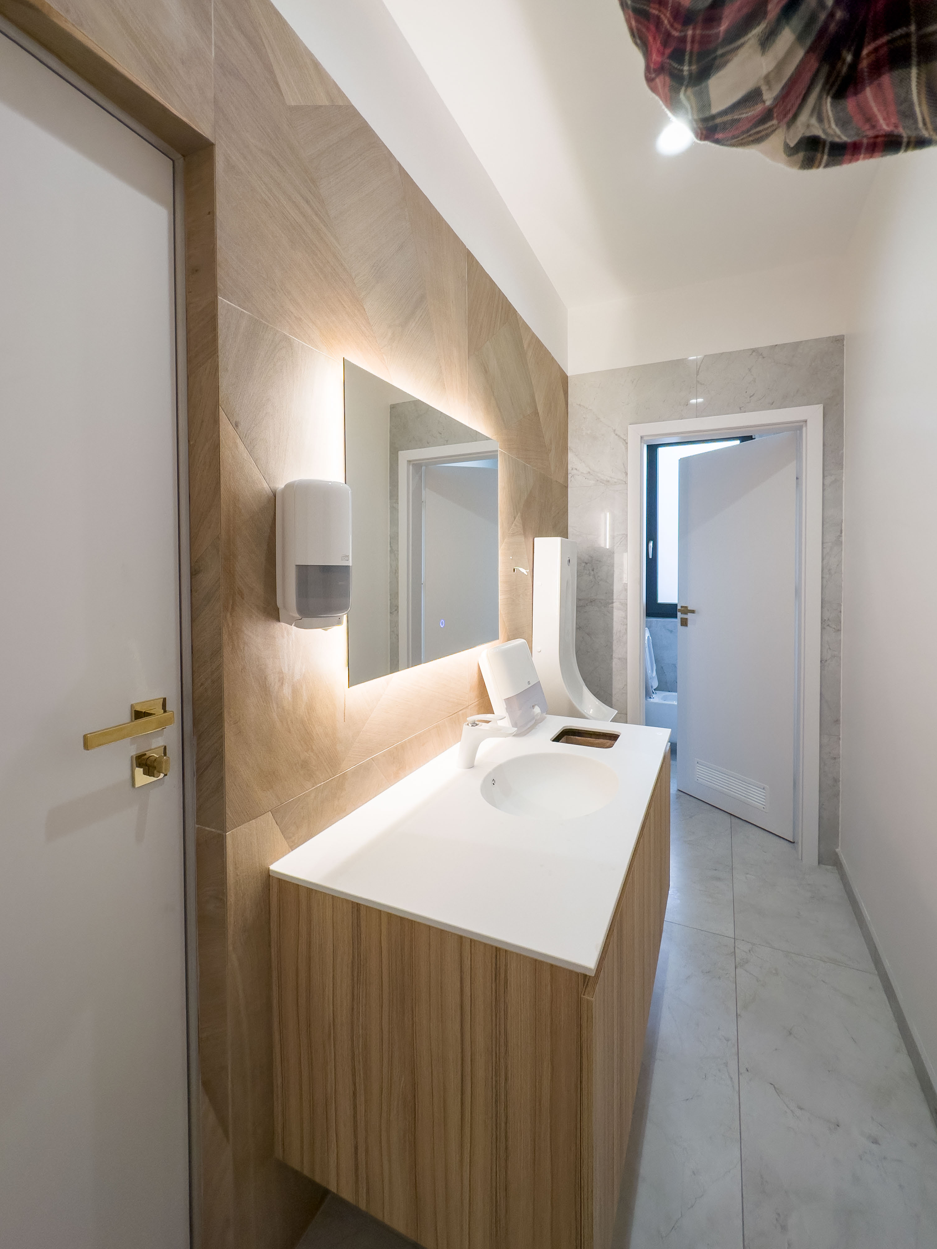 mobila pentru clinici, mobila la comanda, clinici la cheie, design clinici, design cabinete medicale, pardoseala placata cu ceramica, echipamente medicale, ustensile medicale