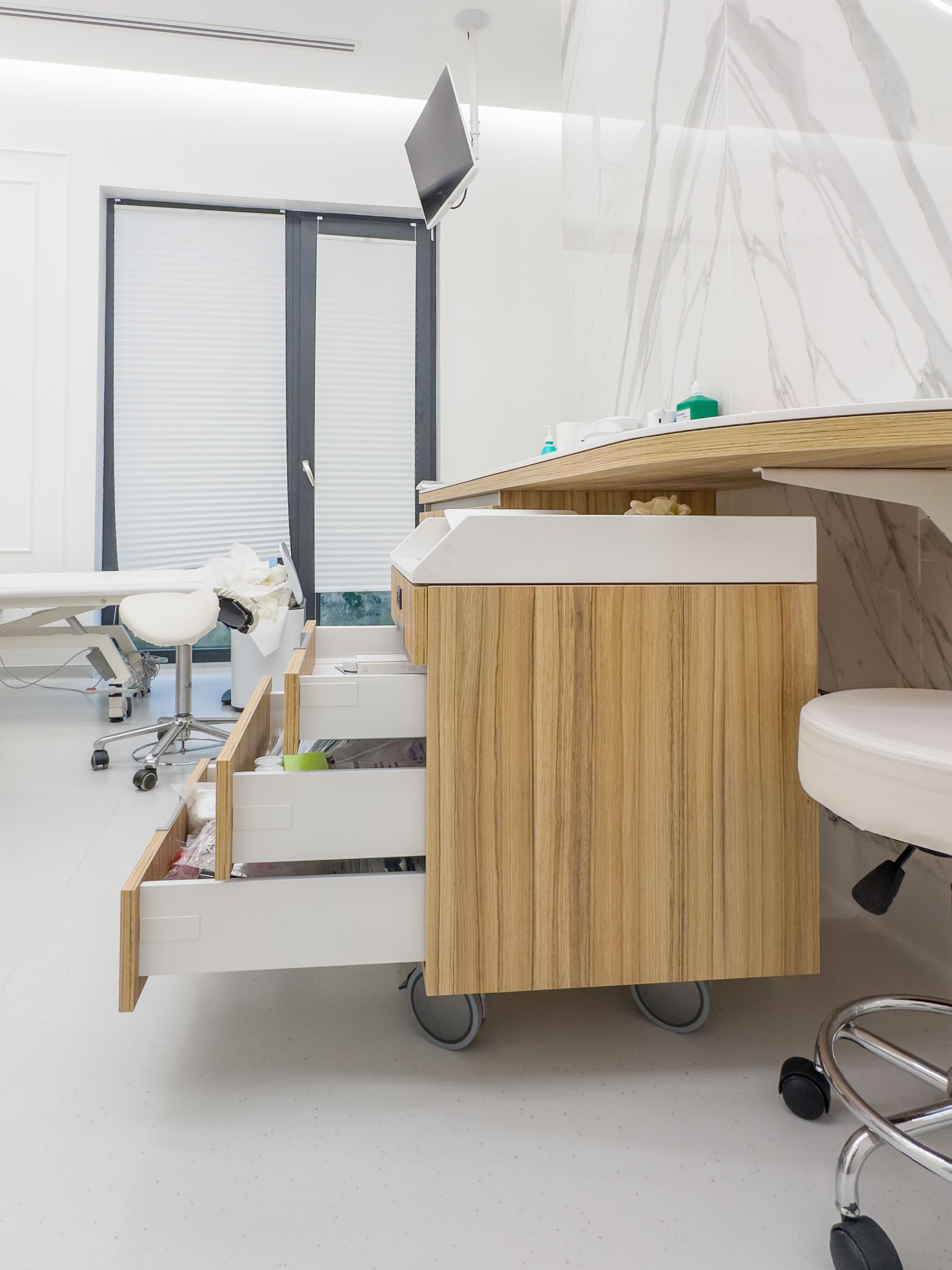 mobila pentru clinici, mobila la comanda, clinici la cheie, design clinici, design cabinete medicale, pardoseala placata cu ceramica, echipamente medicale, ustensile medicale