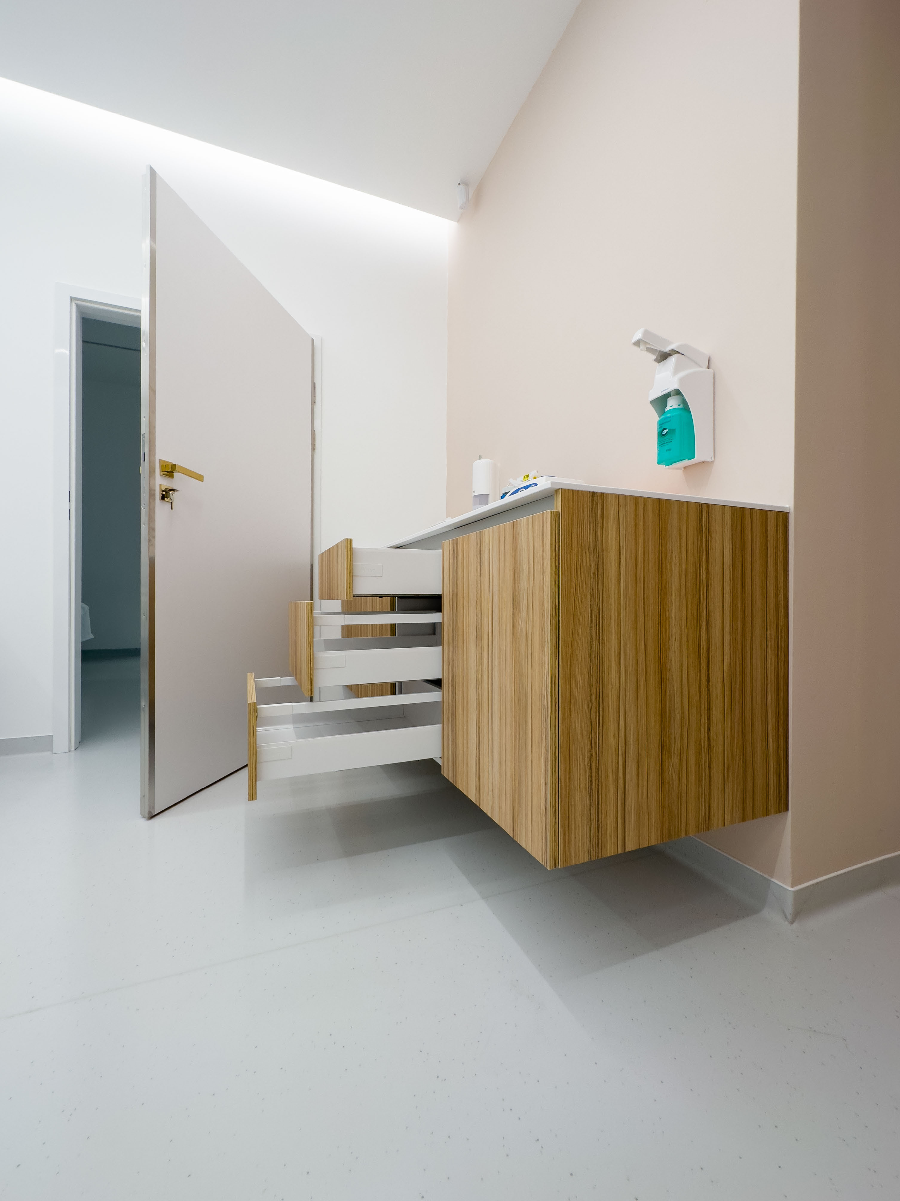 mobila pentru clinici, mobila la comanda, clinici la cheie, design clinici, design cabinete medicale, pardoseala placata cu ceramica, echipamente medicale, ustensile medicale