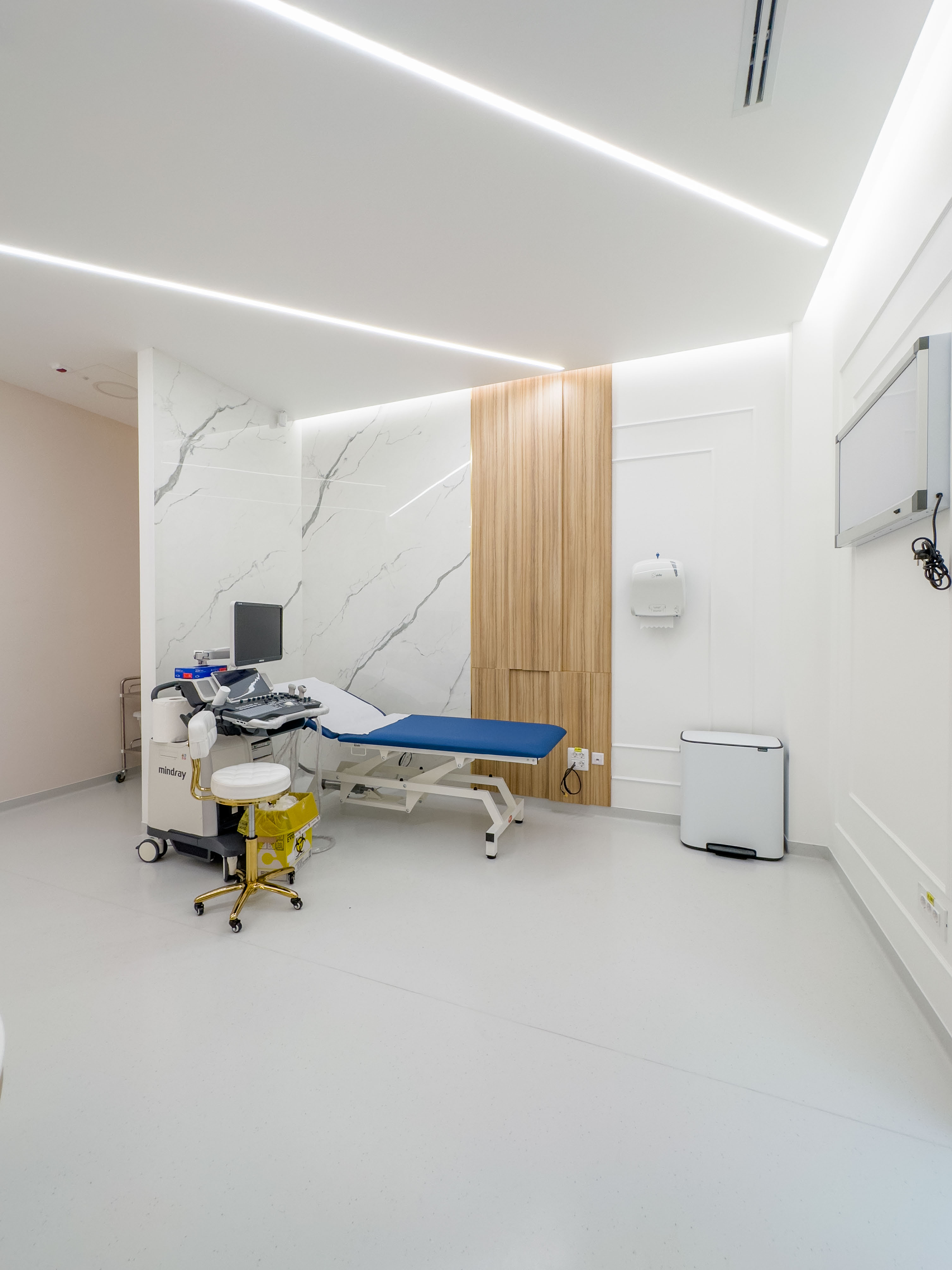 mobila pentru clinici, mobila la comanda, clinici la cheie, design clinici, design cabinete medicale, pardoseala placata cu ceramica, echipamente medicale, ustensile medicale