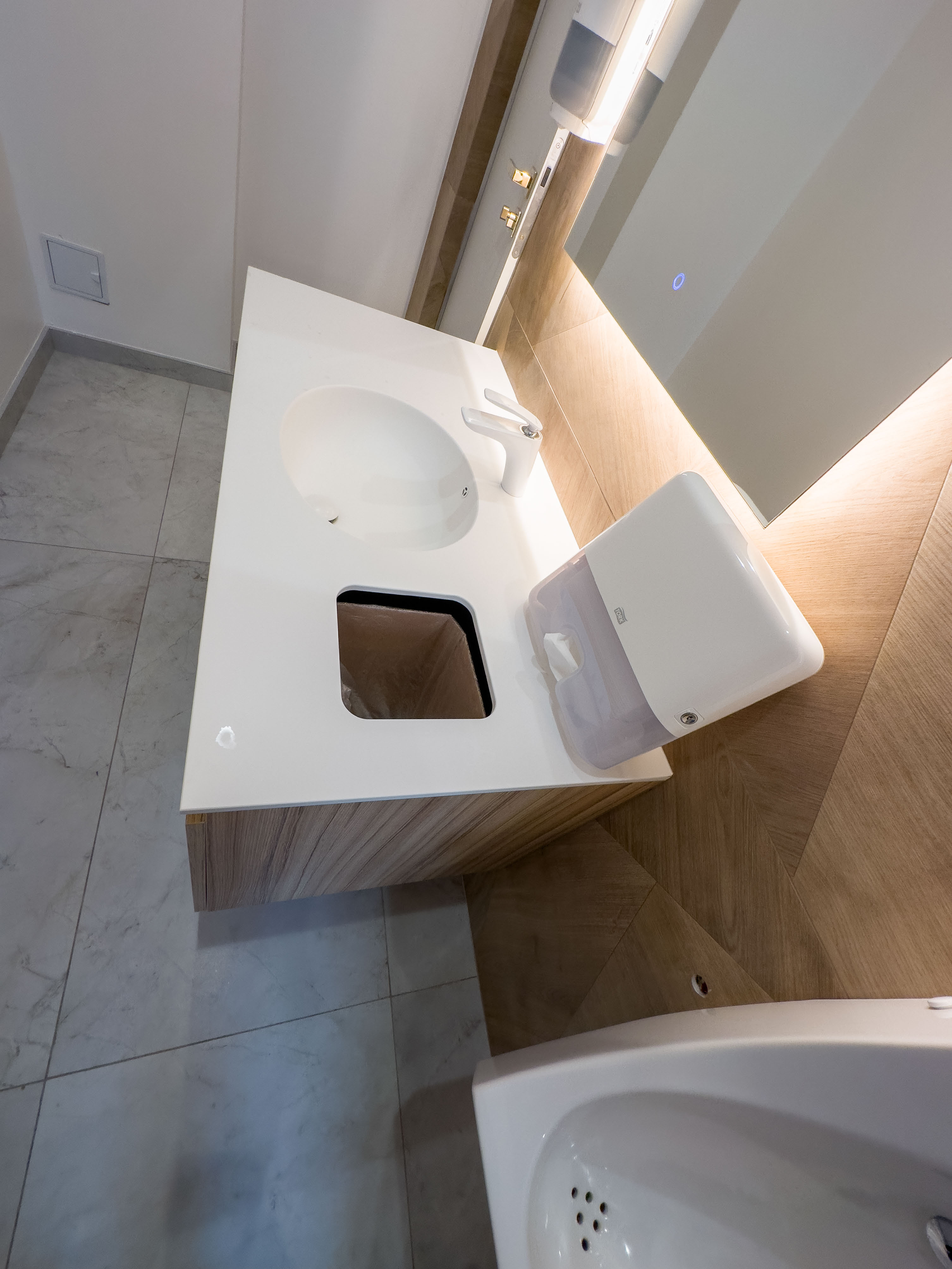 mobila pentru clinici, mobila la comanda, clinici la cheie, design clinici, design cabinete medicale, pardoseala placata cu ceramica, echipamente medicale, ustensile medicale