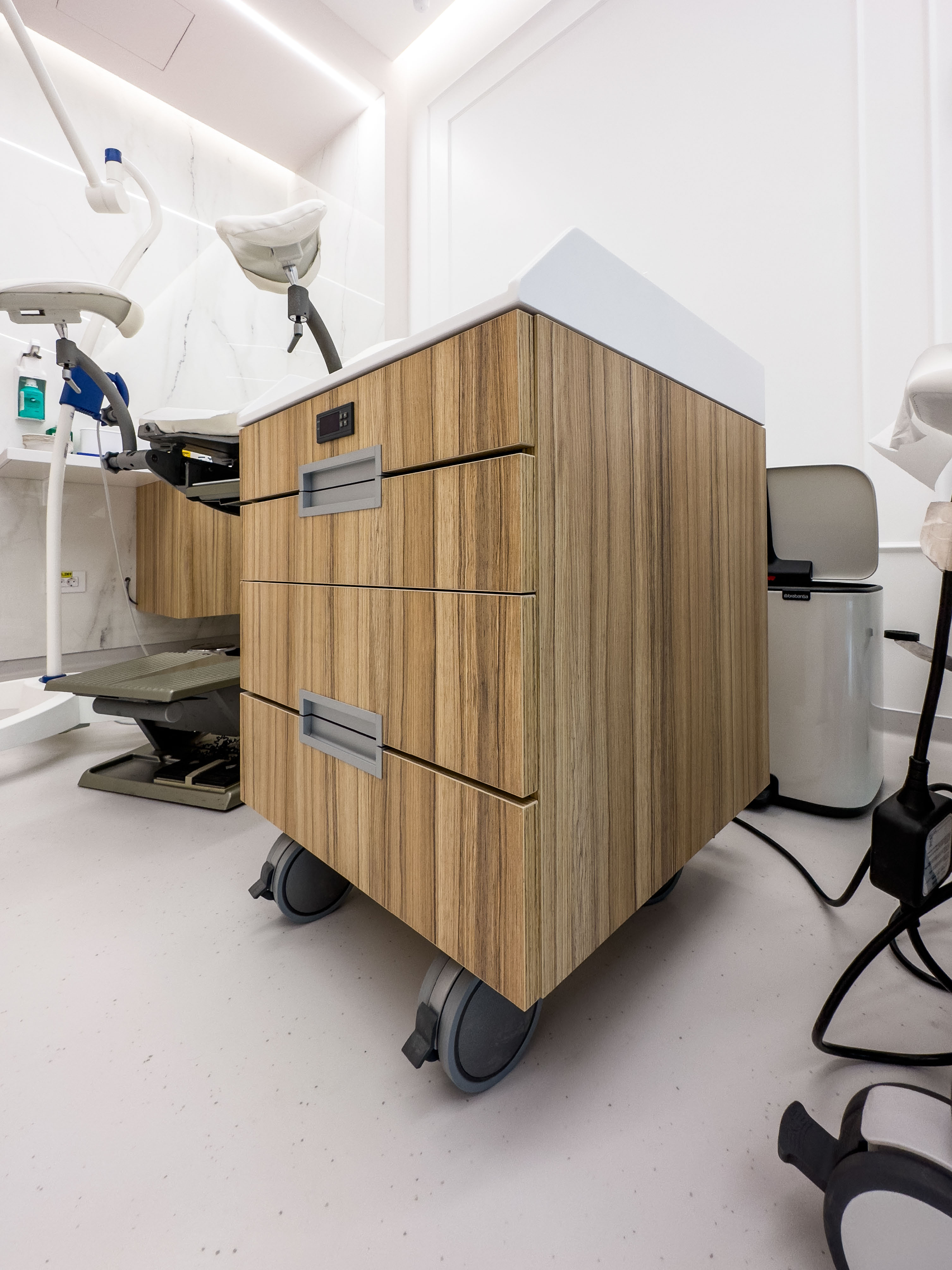 mobila pentru clinici, mobila la comanda, clinici la cheie, design clinici, design cabinete medicale, pardoseala placata cu ceramica, echipamente medicale, ustensile medicale