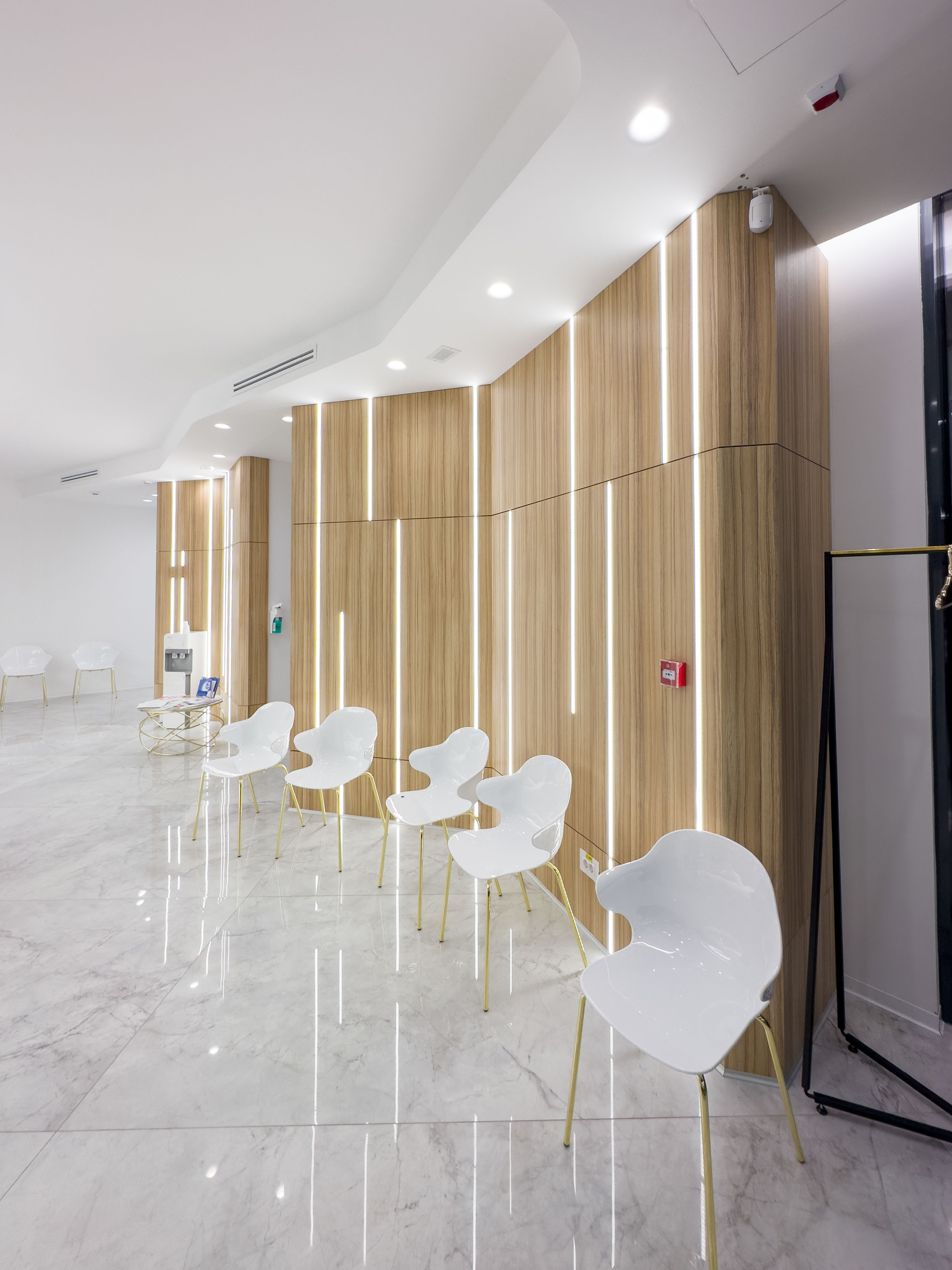 sala de asteptare clinica, clinica medicala, cabinet medical, clinici la cheie, arhitectura, design clinici,  receptie clinica, mobila la comanda, mobila pentru clinici, design interior, corpuri de iluminat, placi ceramice corpuri de iluminat cu led