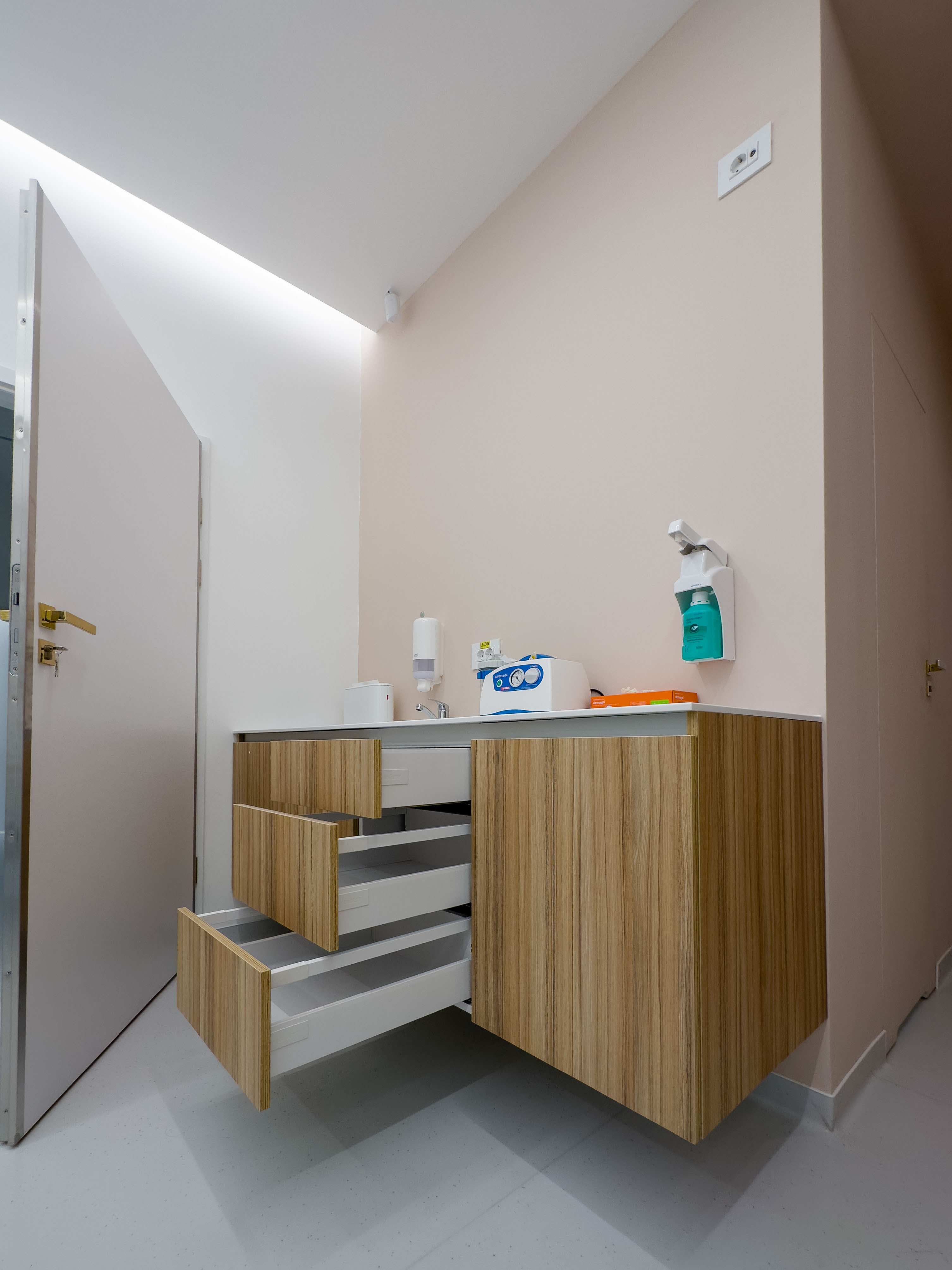 mobila pentru clinici, mobila la comanda, clinici la cheie, design clinici, design cabinete medicale, pardoseala placata cu ceramica, echipamente medicale, ustensile medicale