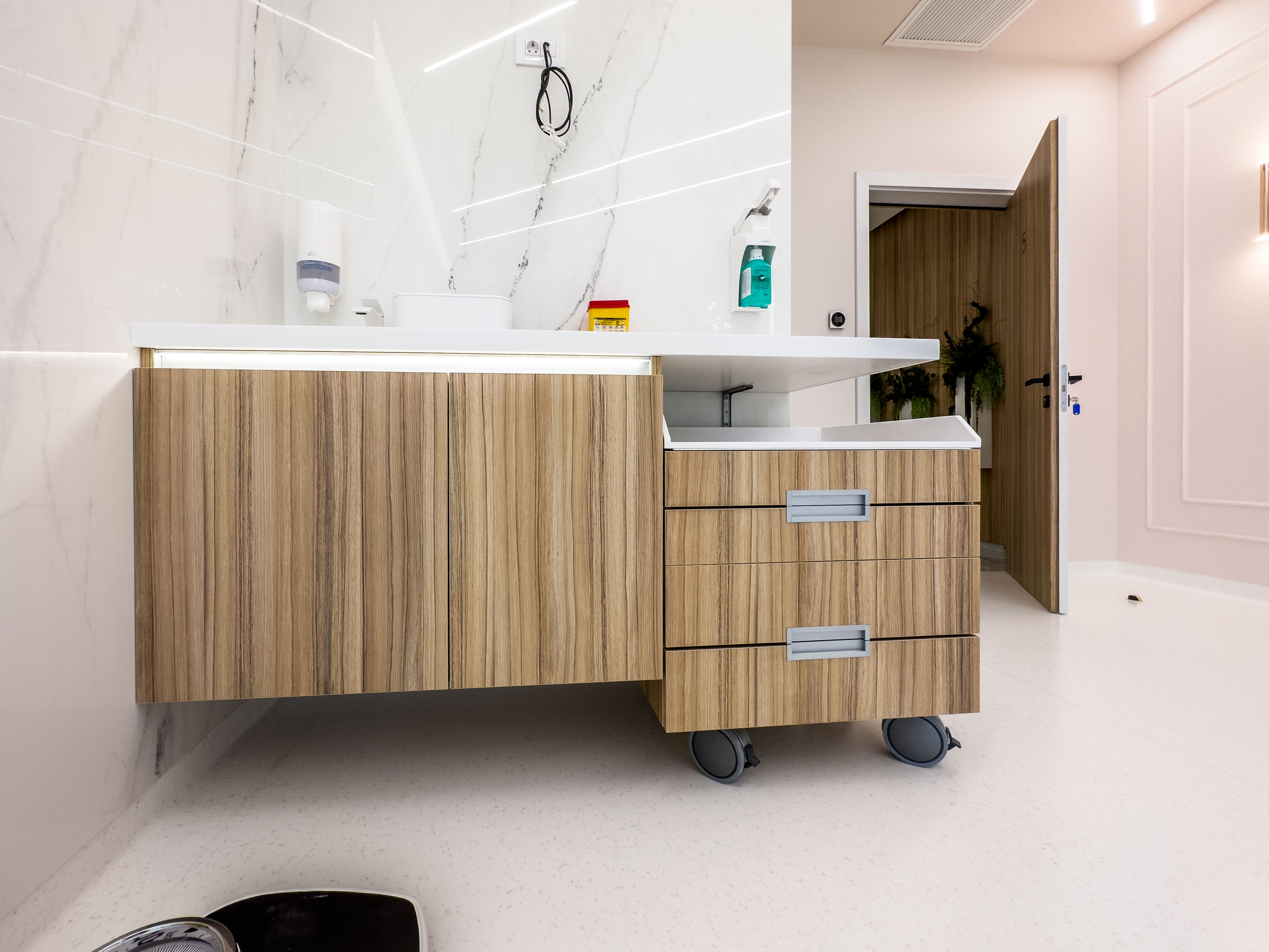 mobila pentru clinici, mobila la comanda, clinici la cheie, design clinici, design cabinete medicale, pardoseala placata cu ceramica, echipamente medicale, ustensile medicale