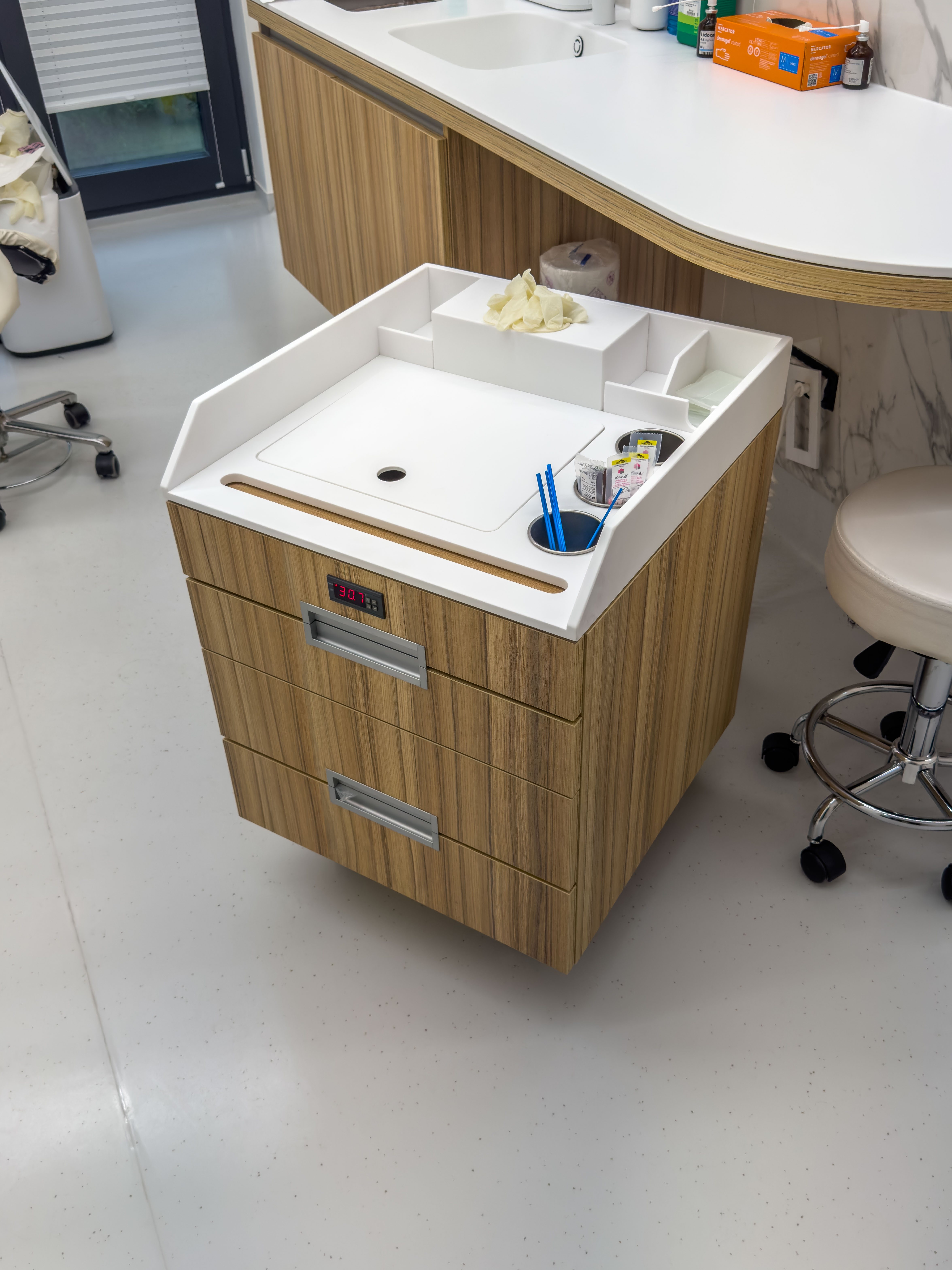 mobila pentru clinici, mobila la comanda, clinici la cheie, design clinici, design cabinete medicale, pardoseala placata cu ceramica, echipamente medicale, ustensile medicale