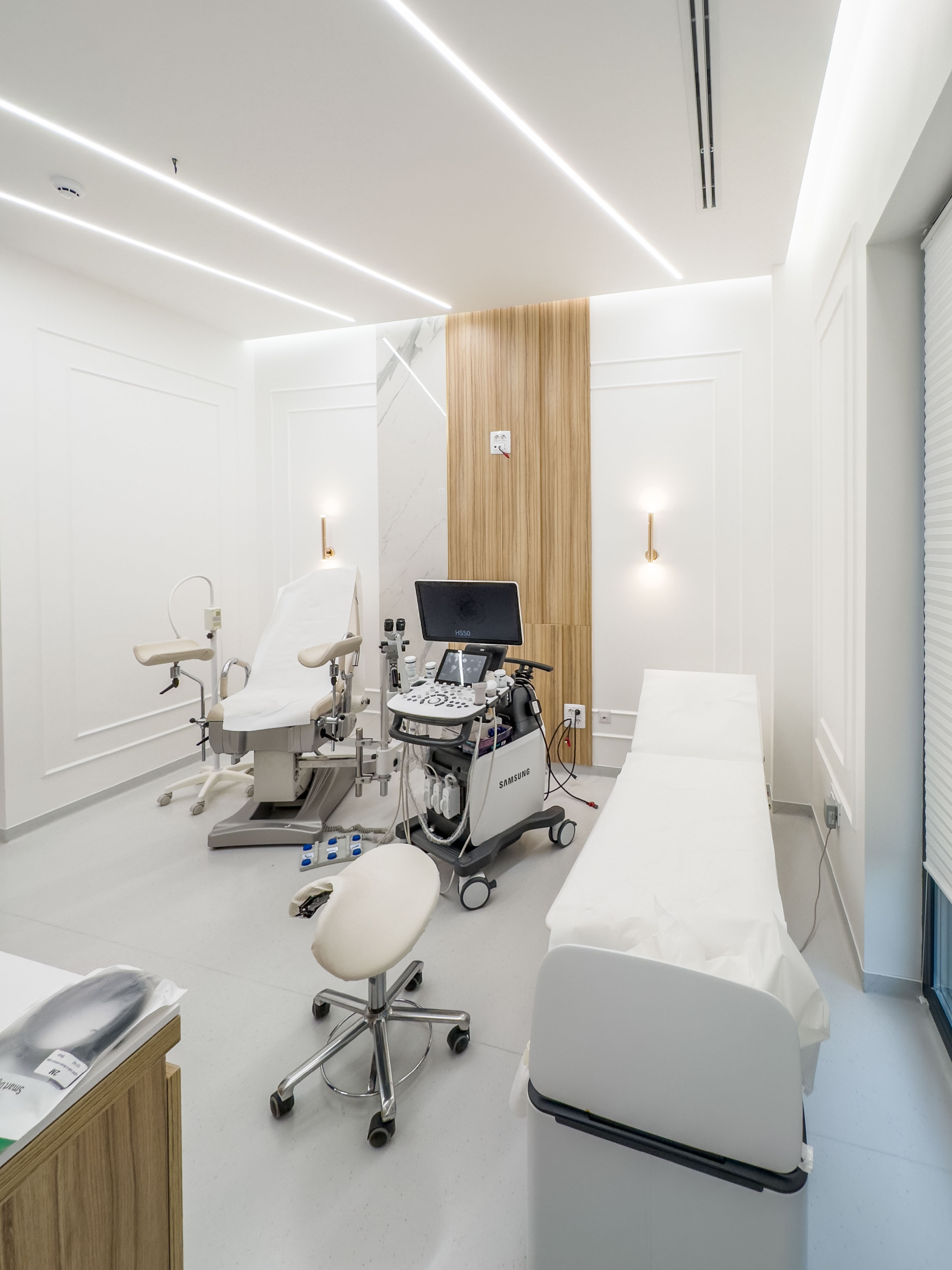 mobila pentru clinici, mobila la comanda, clinici la cheie, design clinici, design cabinete medicale, pardoseala placata cu ceramica, echipamente medicale, ustensile medicale