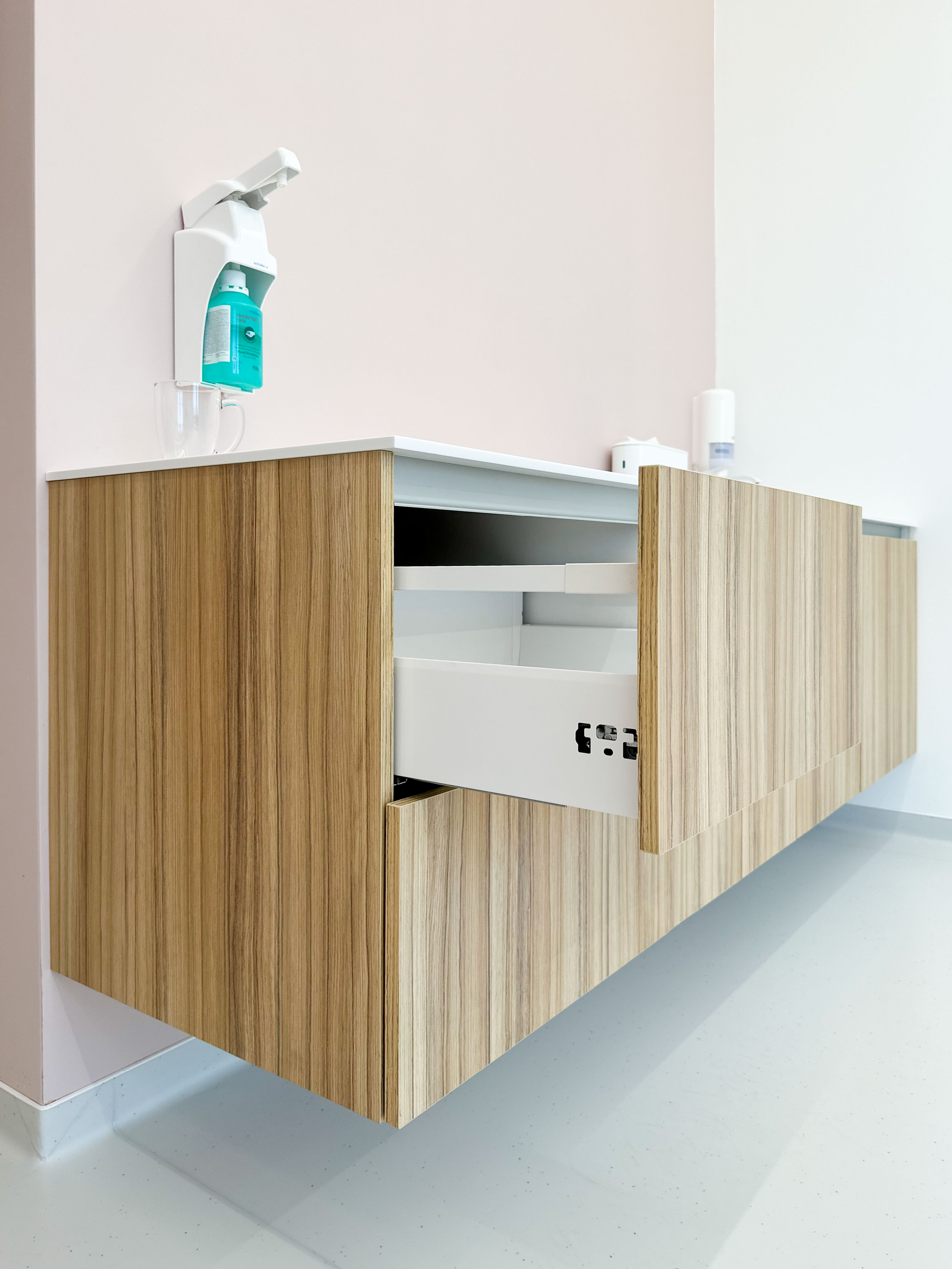 mobila pentru clinici, mobila la comanda, clinici la cheie, design clinici, design cabinete medicale, pardoseala placata cu ceramica, echipamente medicale, ustensile medicale