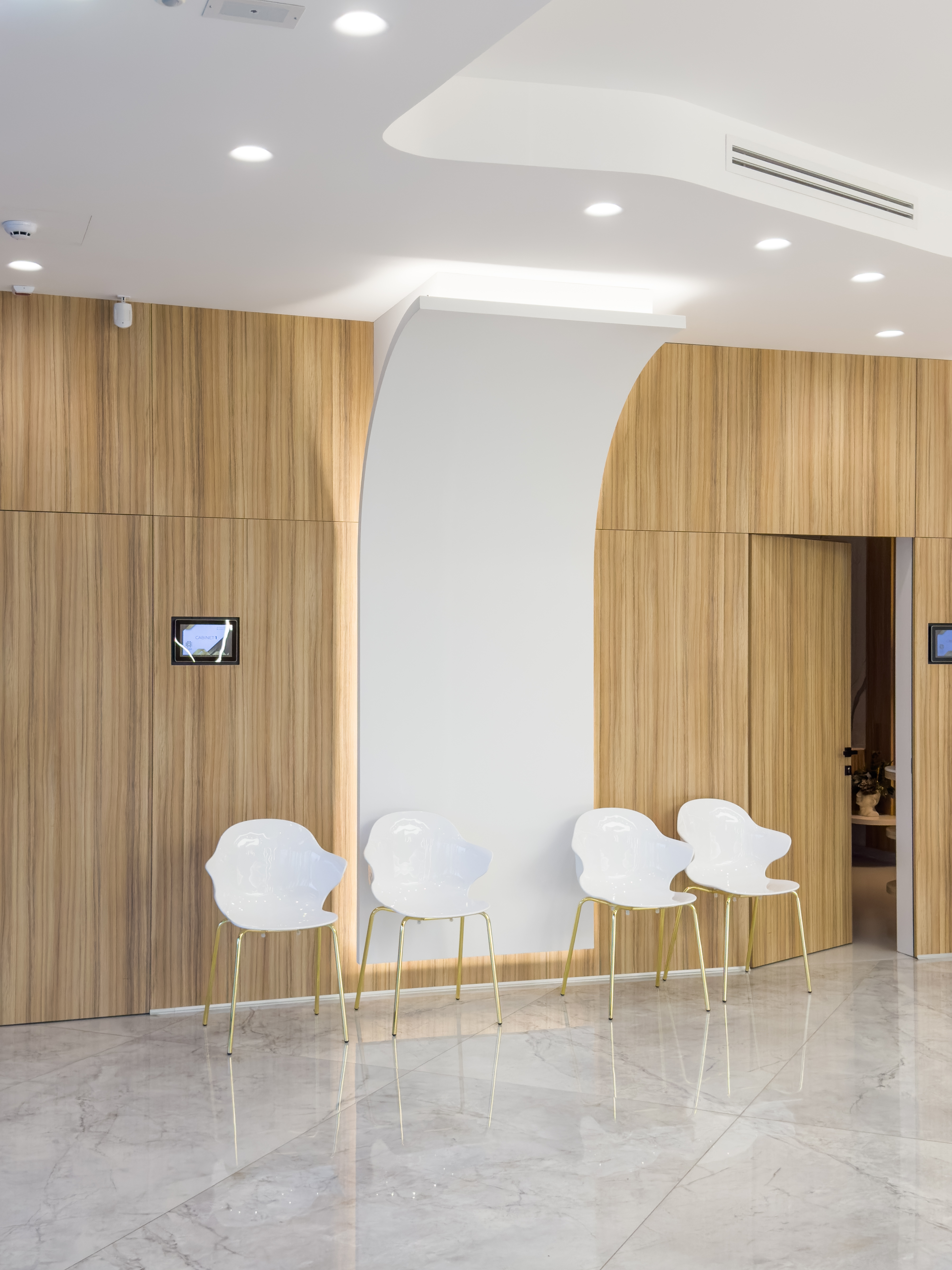 sala de asteptare clinica, clinica medicala, cabinet medical, clinici la cheie, arhitectura, design clinici,  receptie clinica, mobila la comanda, mobila pentru clinici, design interior, corpuri de iluminat, placi ceramice corpuri de iluminat cu led