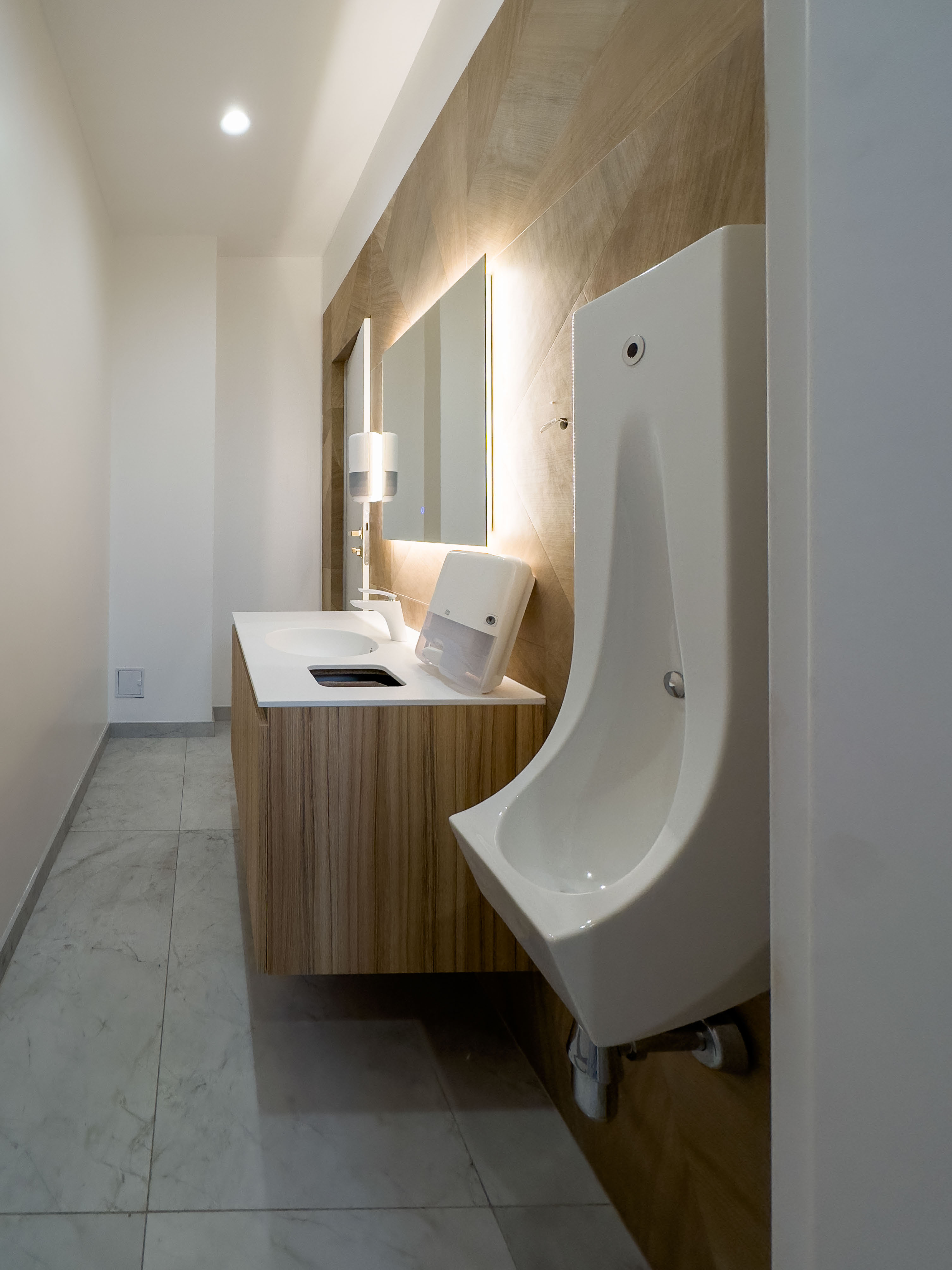 mobila pentru clinici, mobila la comanda, clinici la cheie, design clinici, design cabinete medicale, pardoseala placata cu ceramica, echipamente medicale, ustensile medicale