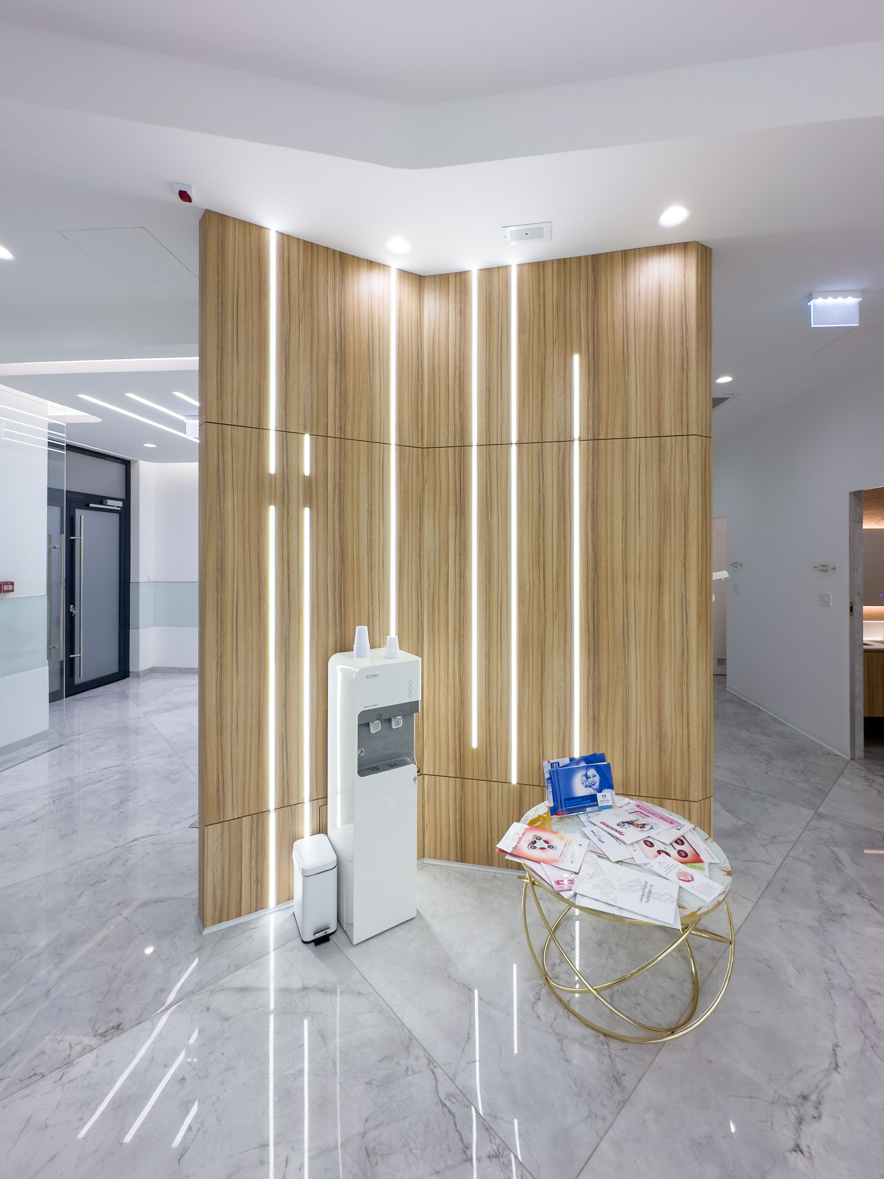 sala de asteptare clinica, clinica medicala, cabinet medical, clinici la cheie, arhitectura, design clinici,  receptie clinica, mobila la comanda, mobila pentru clinici, design interior, corpuri de iluminat, placi ceramice corpuri de iluminat cu led
