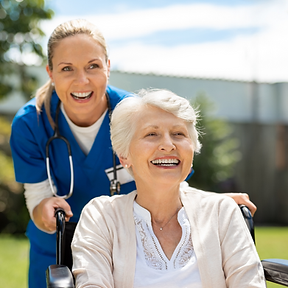 Dos mujeres sonrientes por los servicios de cuidados domiciliarios
