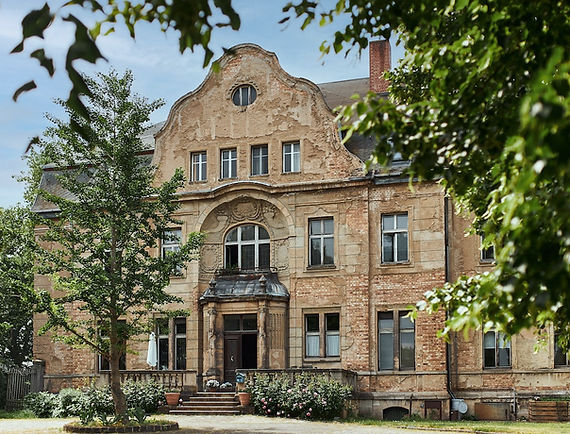 Herrenhaus Front Sommer.JPG