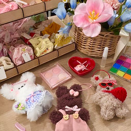 Learn how to make your very own moru doll at Pluto Studio! A cozy craft studio in Singapore. Choose from our wide variety of fur colours and unlimited charms to customize and create a moru doll from scratch using yarn wire! ✿ 모루인형 moru doll workshop class singapore 