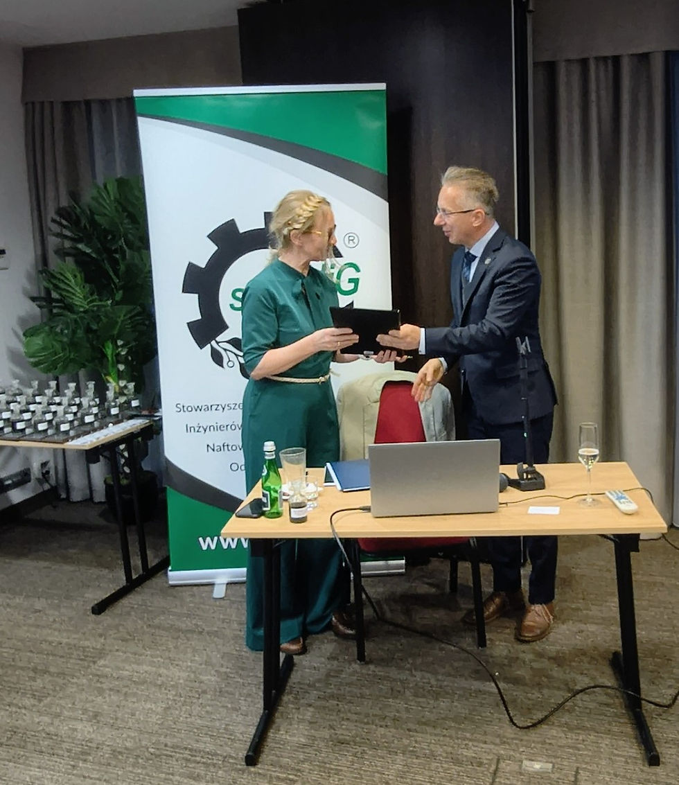 Wręczenie listu gratulacyjnego od Prezesa ZO. Fot. arch. SITPNiG