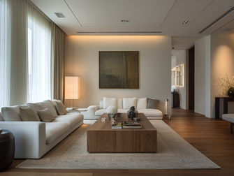 Zona de día reformada con materiales nobles, carpintería integrada y luz natural en vivienda de Barcelona