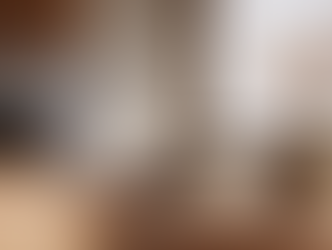 Materiales naturales en interior sereno con madera, piedra y cerámica en una reforma integral en Barcelona con luz cálida y ambiente calmado.