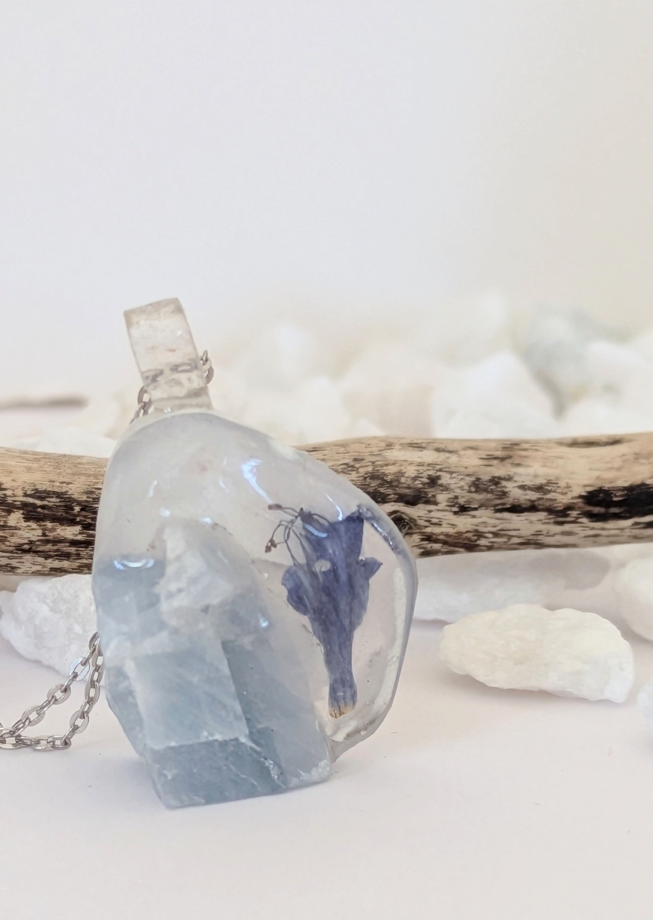 Isilde – Pendentif résine, calcite bleue & fleur de vipérine