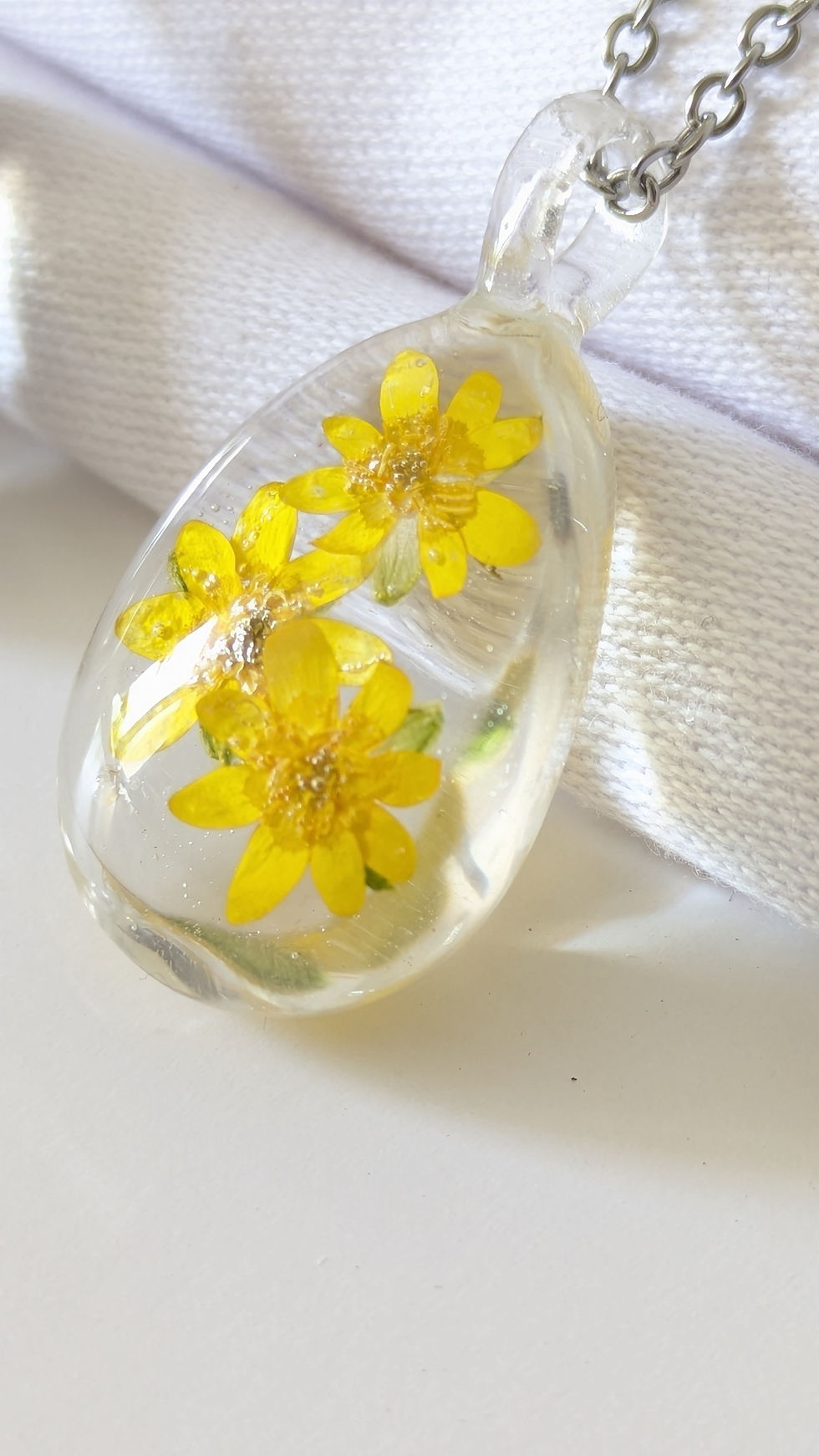 Miniature :  Soline –  Pendentif en résine, fleurs séchées et création fait main