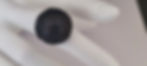 Boule noire sur une assiette blanche, cuisine, repas. cinebycine