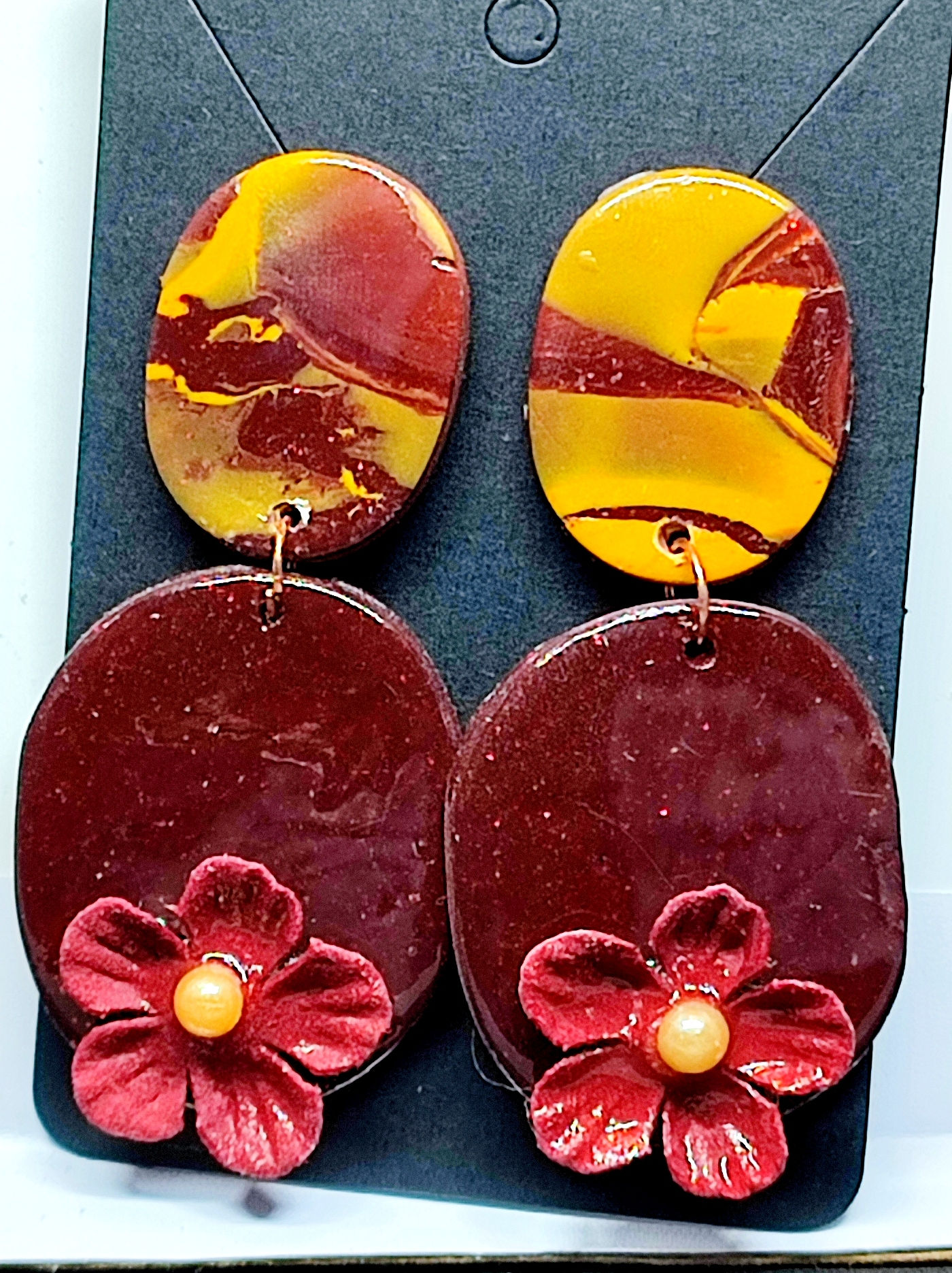 Boucles d'oreilles artisanales avec motifs floraux et géométriques, Kabo, design élégant.