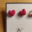 Miniature : Boucles d'oreilles en forme de cœur rouge. Signature et fond jaune. cinebycine