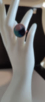 Bague en perle irisée sur une main de mannequin blanc, CLE DE MON AMOUR, détails.