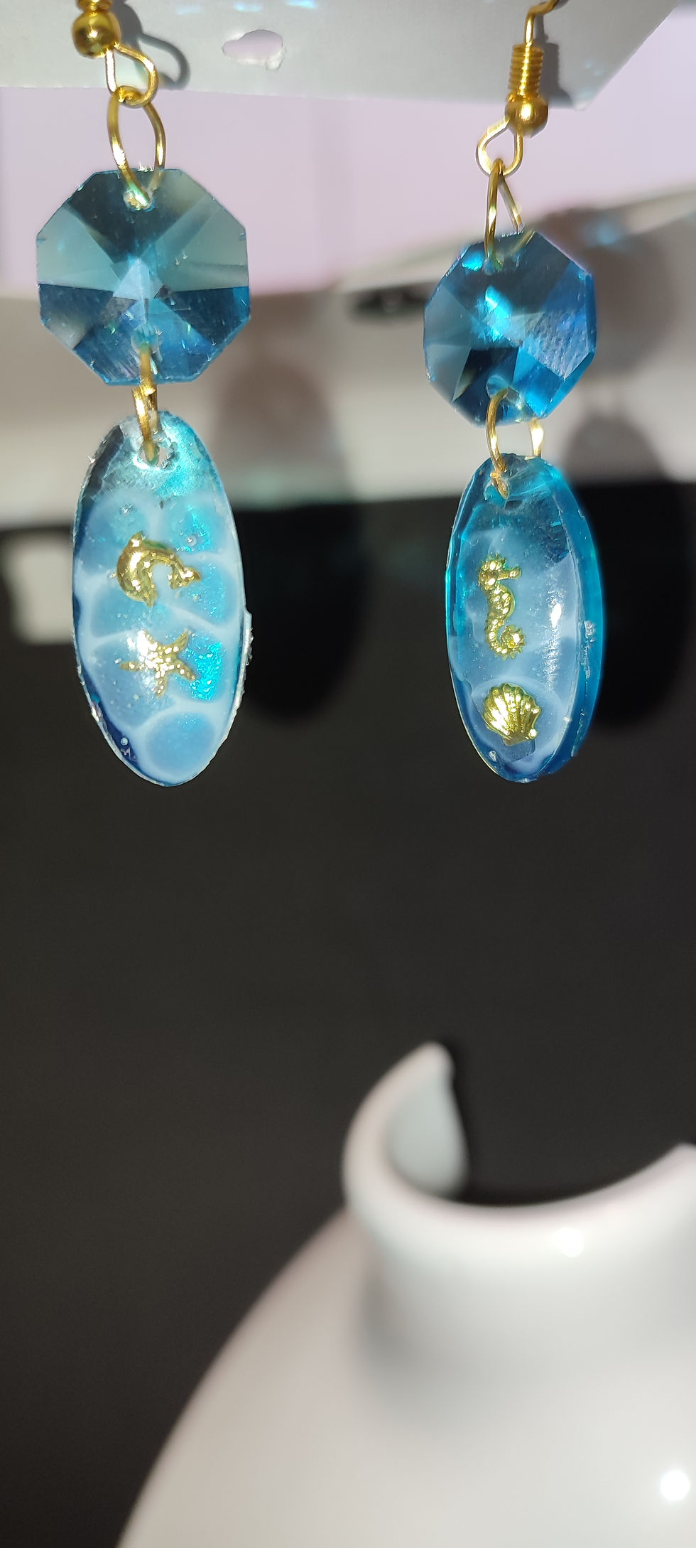 Boucles d'oreilles pendantes bleues en résine avec des motifs dorés, Nancy bague.