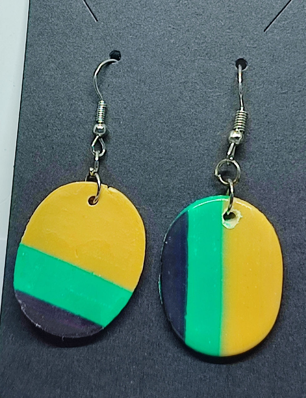 Boucles d'oreilles ovales colorées avec rayures, accessoire de mode, fond noir, Kabo, cinebycine.