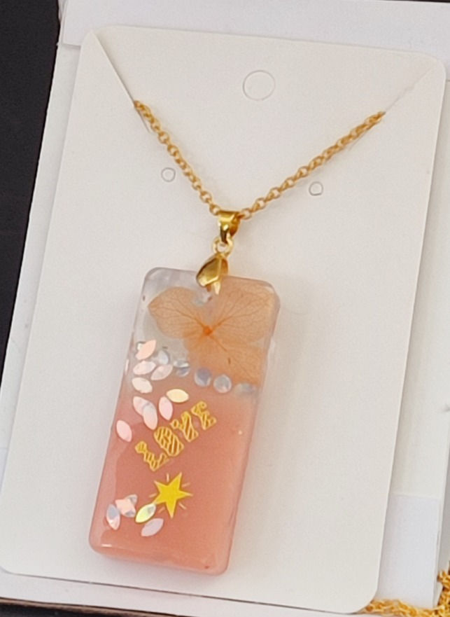 Miniature : Collier doré avec pendentif rectangulaire 