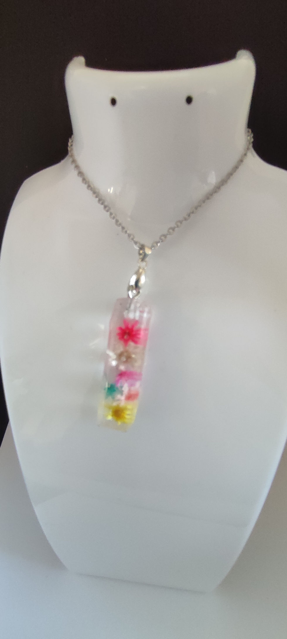 Miniature : Pendentif floral coloré, chaîne argentée, CLE DE MON AMOUR, sur un support blanc.