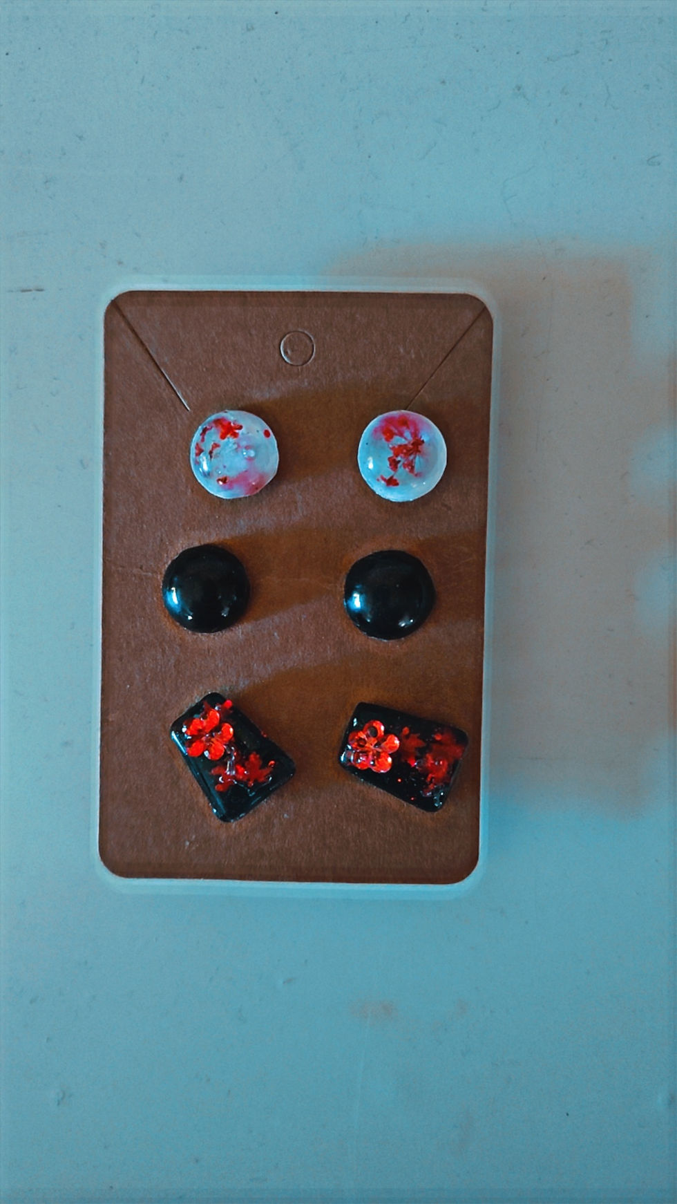 Miniature : Boucles d'oreilles artisanales dans divers motifs rouges et noirs sur une carte