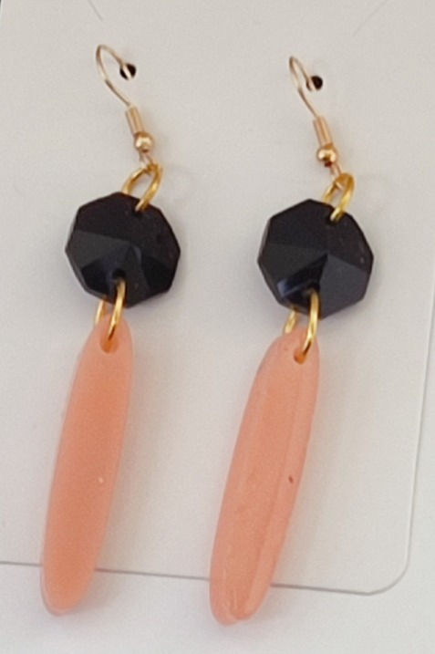 Boucles d'oreilles pendantes avec perles noires et roses, élégantes et fines, cinebycine.