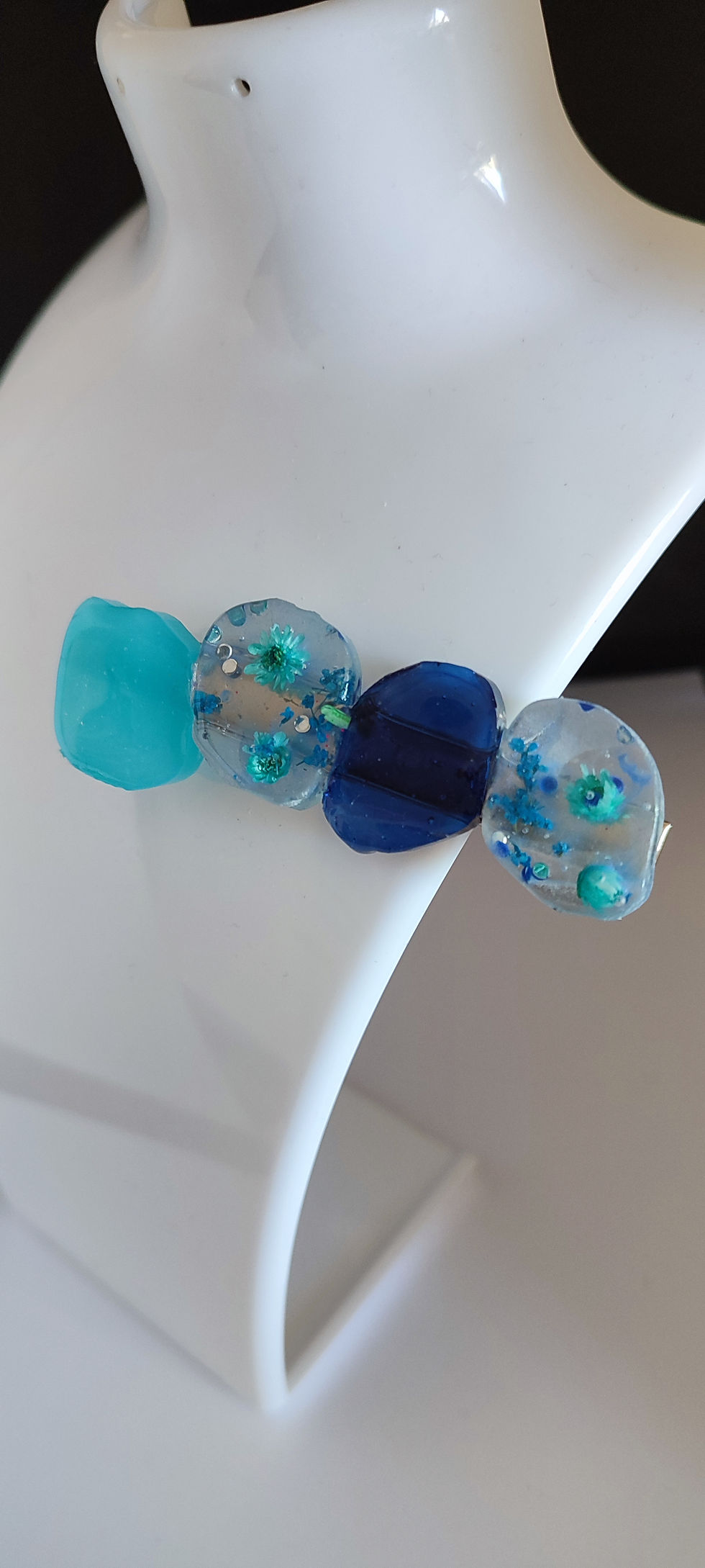 Miniature : Barrette à cheveux turquoise, translucide et bleue, barrette bleu fleurs, sur une surface blanche