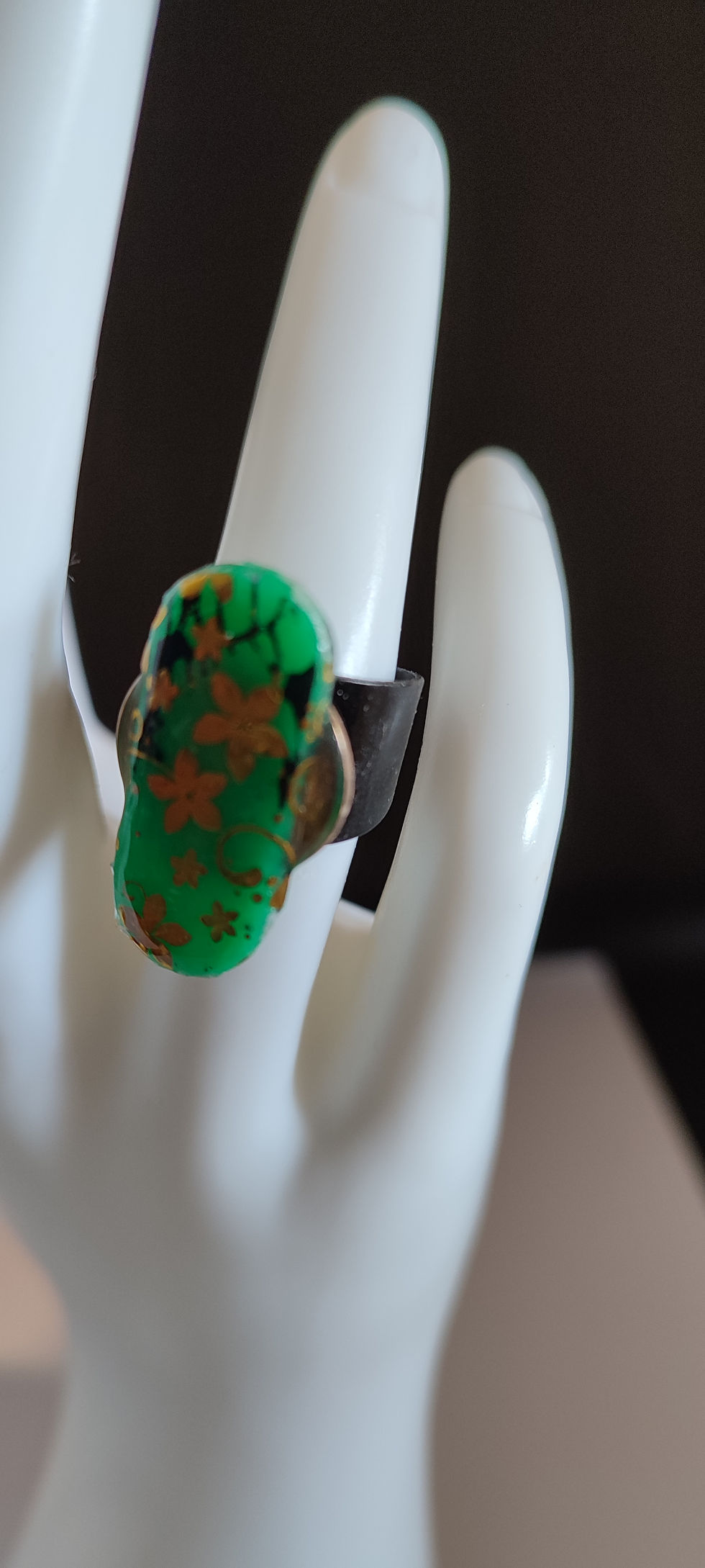 Miniature : Bague colorée sur doigt, vert et orange, CLE DE MON AMOUR, accessoires de mode. cinebycine