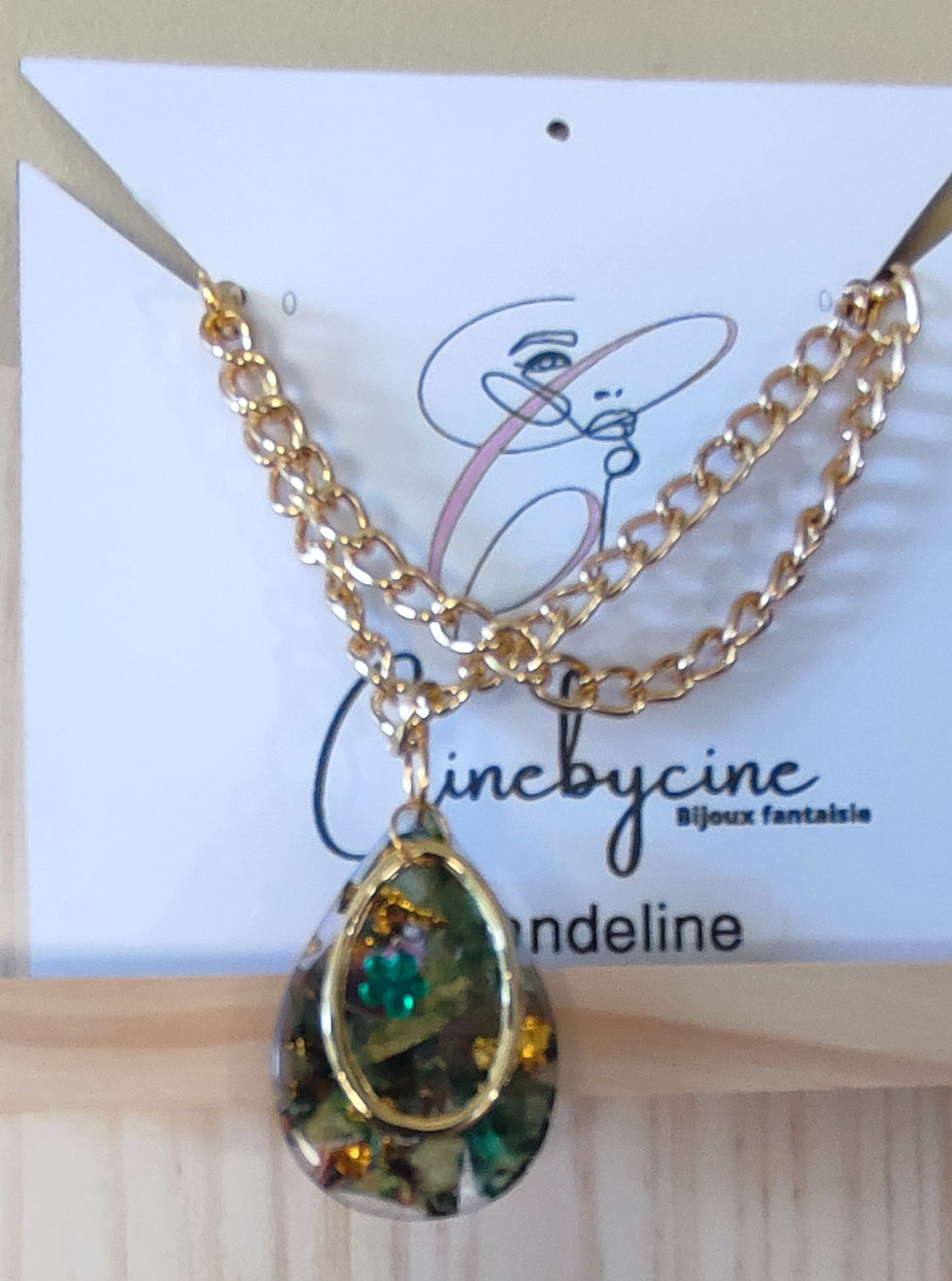 Collier doré avec pendentif en forme de goutte, cinebycine bijoux fantaisie. Ouessant.