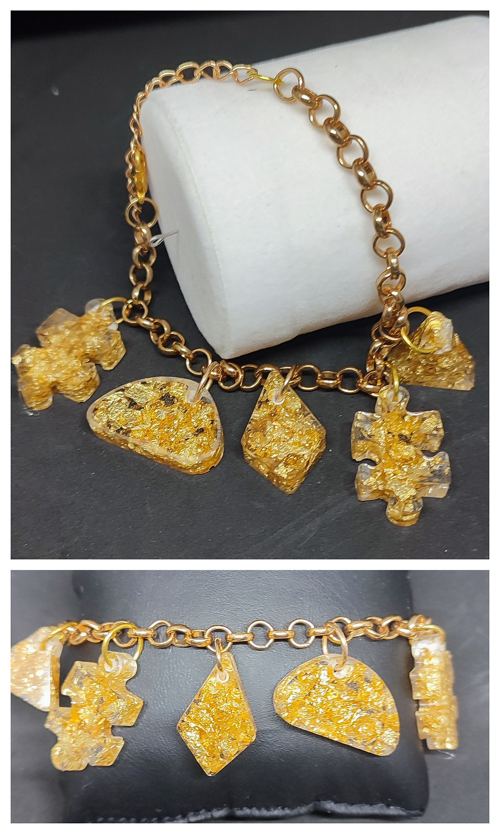 Collier doré avec différents pendentifs dorés. Élégant, détails et style.