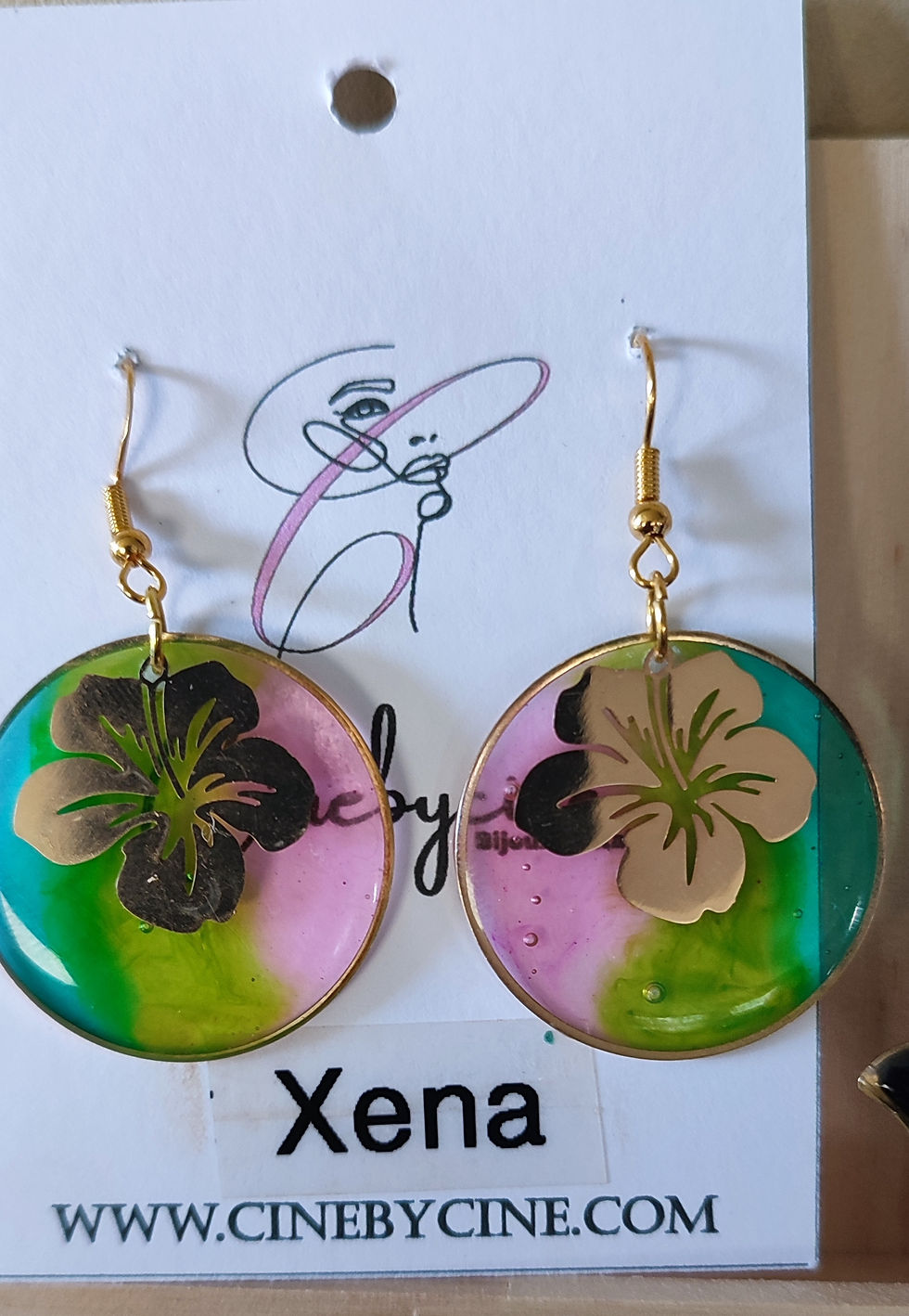 Boucles d'oreilles rondes avec des fleurs, texte Yona et signature, Wh, design coloré cinebycine.