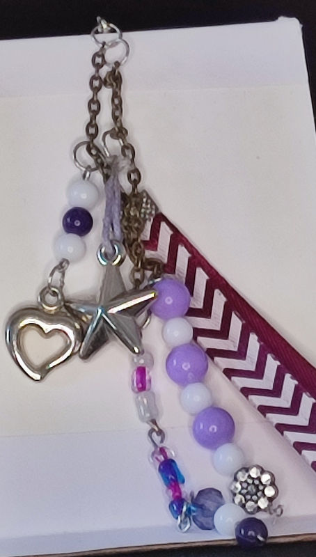 Collier avec des perles blanches et violettes, une étoile et un cœur, mani