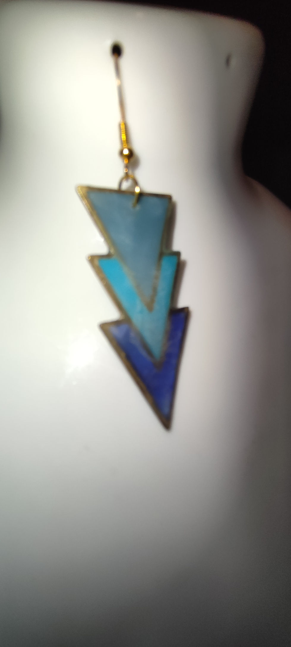 Miniature : Pendentif triangulaire bleu superposé, avec bordure dorée, sur fond blanc, BIBILaine.