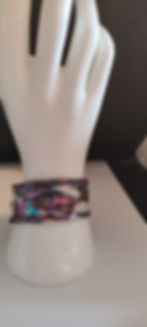 Bracelet coloré sur un mannequin blanc, détails de motifs, Nancy bague, mise en scène, cinebycine.