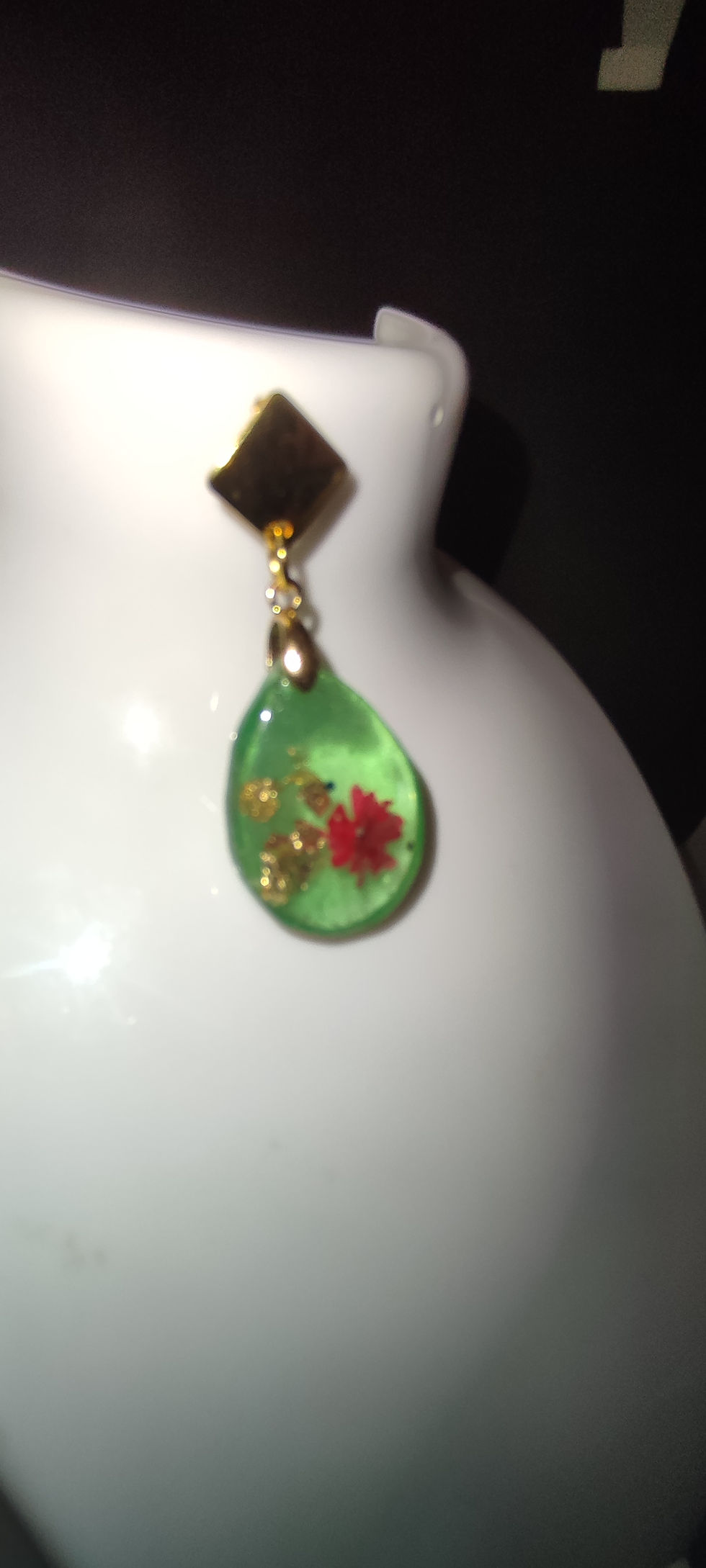 Miniature : Boucle d'oreille verte avec fleur rouge et détails dorés, bijoux de mode.