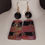 Miniature : Boucles d'oreilles pendantes avec des motifs géométriques noirs et roses, Mani, en vente.