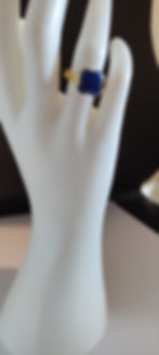 Main blanche en plâtre, portant une bague, décoration artistique, BIBILaine et cinebycine.