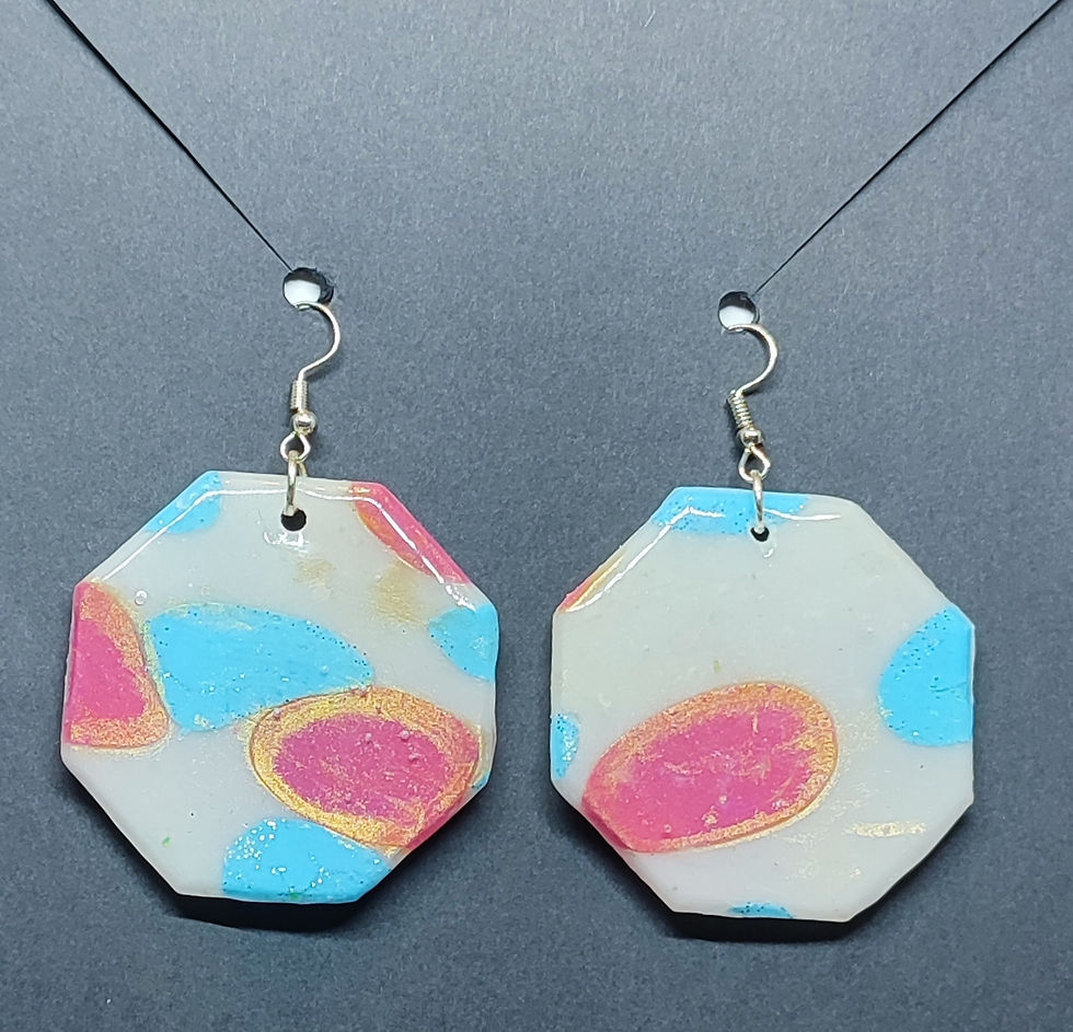 Boucles d'oreilles octogonales avec des motifs colorés rose et bleu, Kabo, sur fond gris.