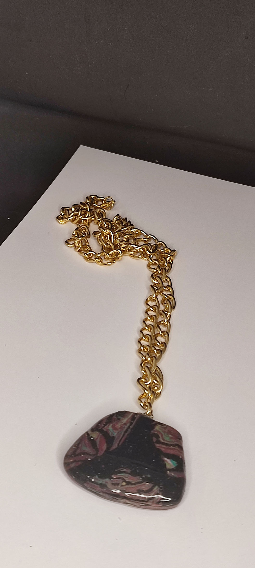 Miniature : Chaîne en or posée sur fond blanc, Boccadilupo parure pour exposition.