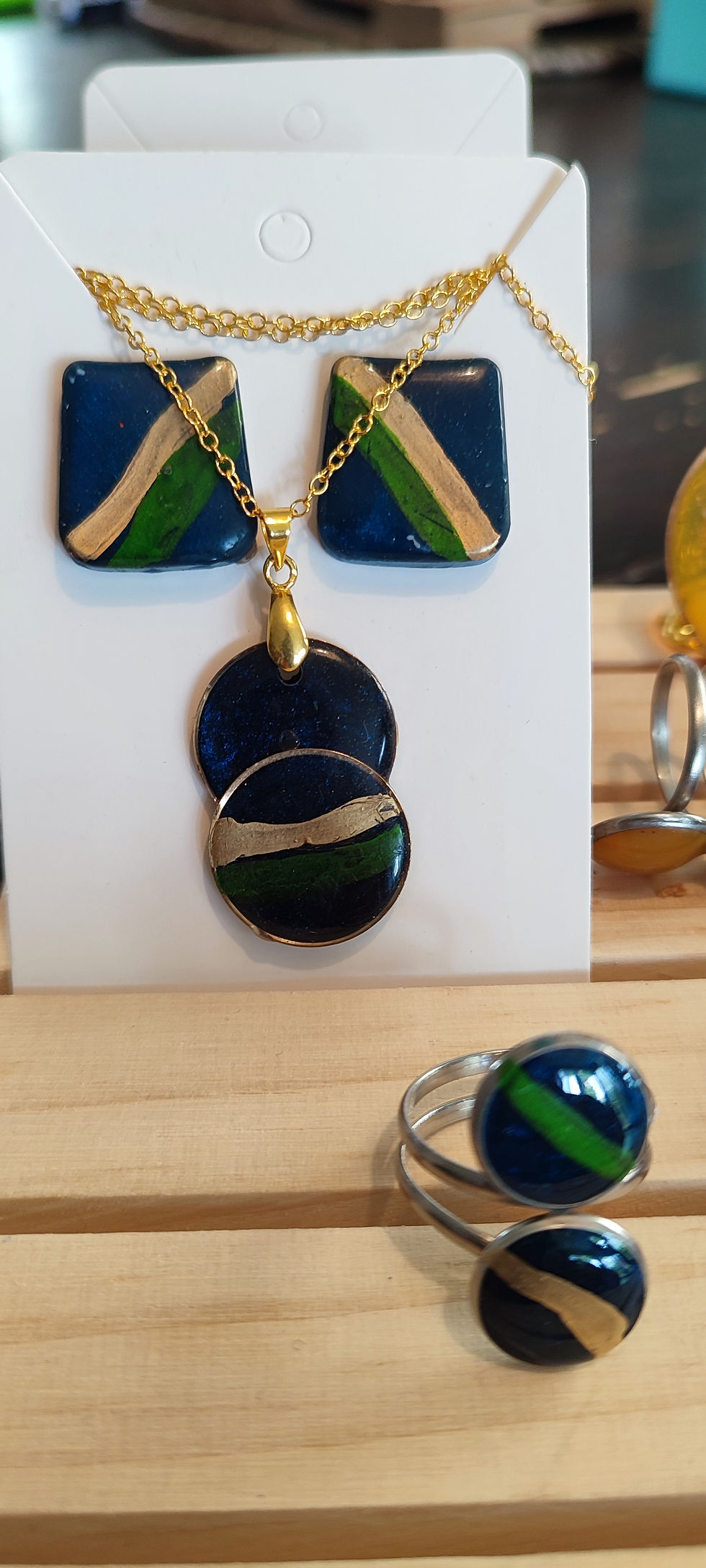 Miniature : Parure Boccadilupo bleu, vert et doré. Collier, boucles d'oreilles, et bague colorées.