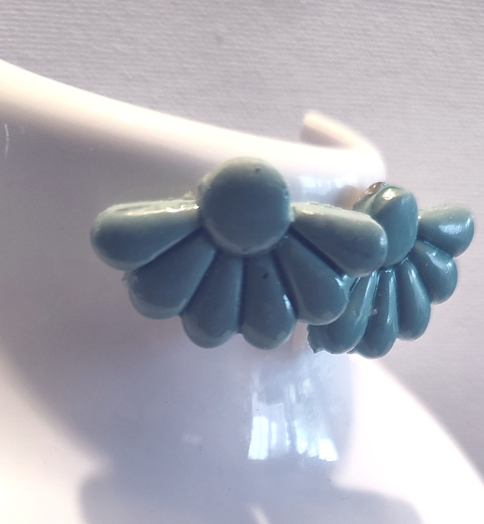 Miniature : Boucles d'oreilles fleuries bleues, sur le fond blanc, pour un style chic. cinebycine