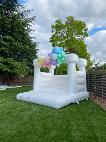 white balloons.HEIC